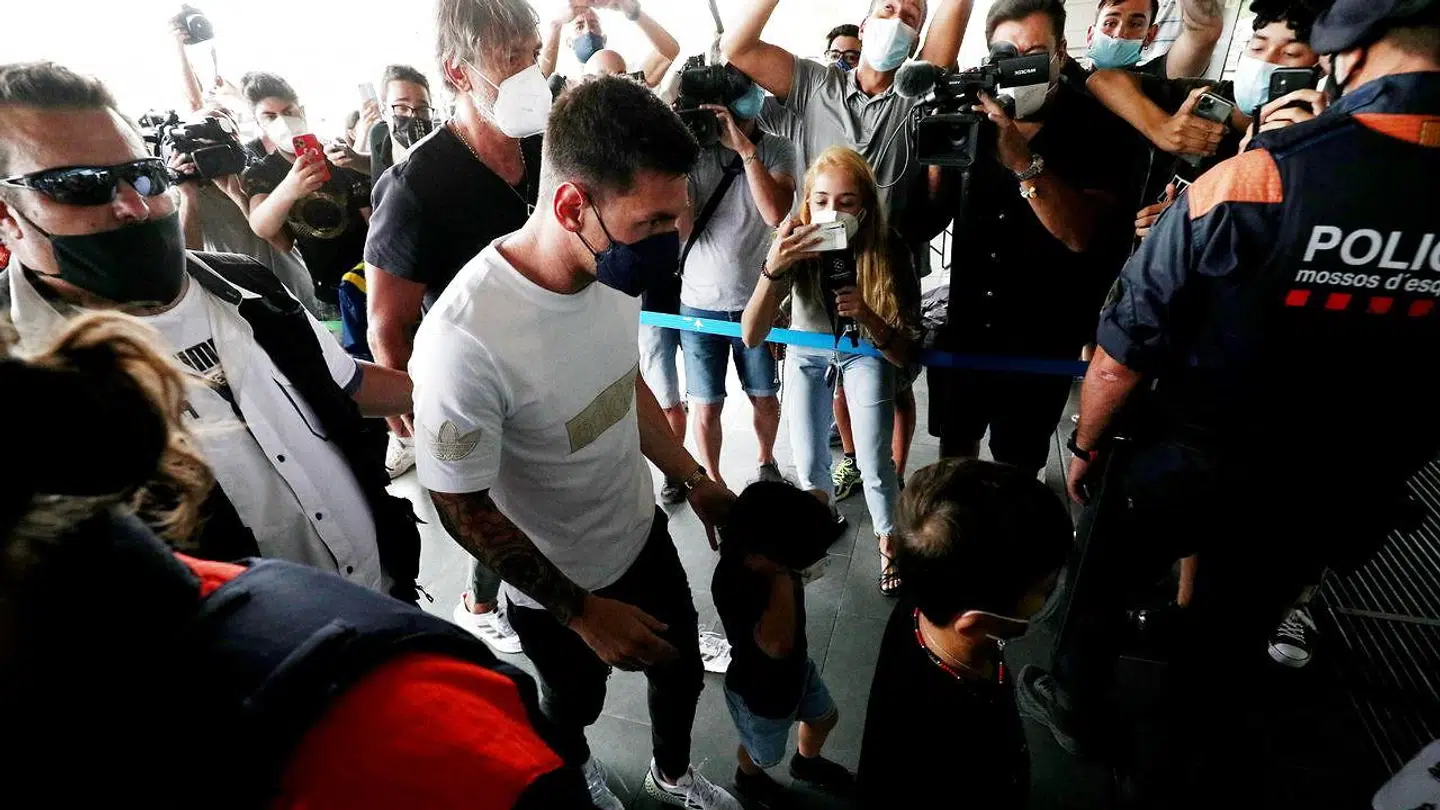 Lionel Messi omringet af fans i lufthavnen i Barcelona på vej til Paris.