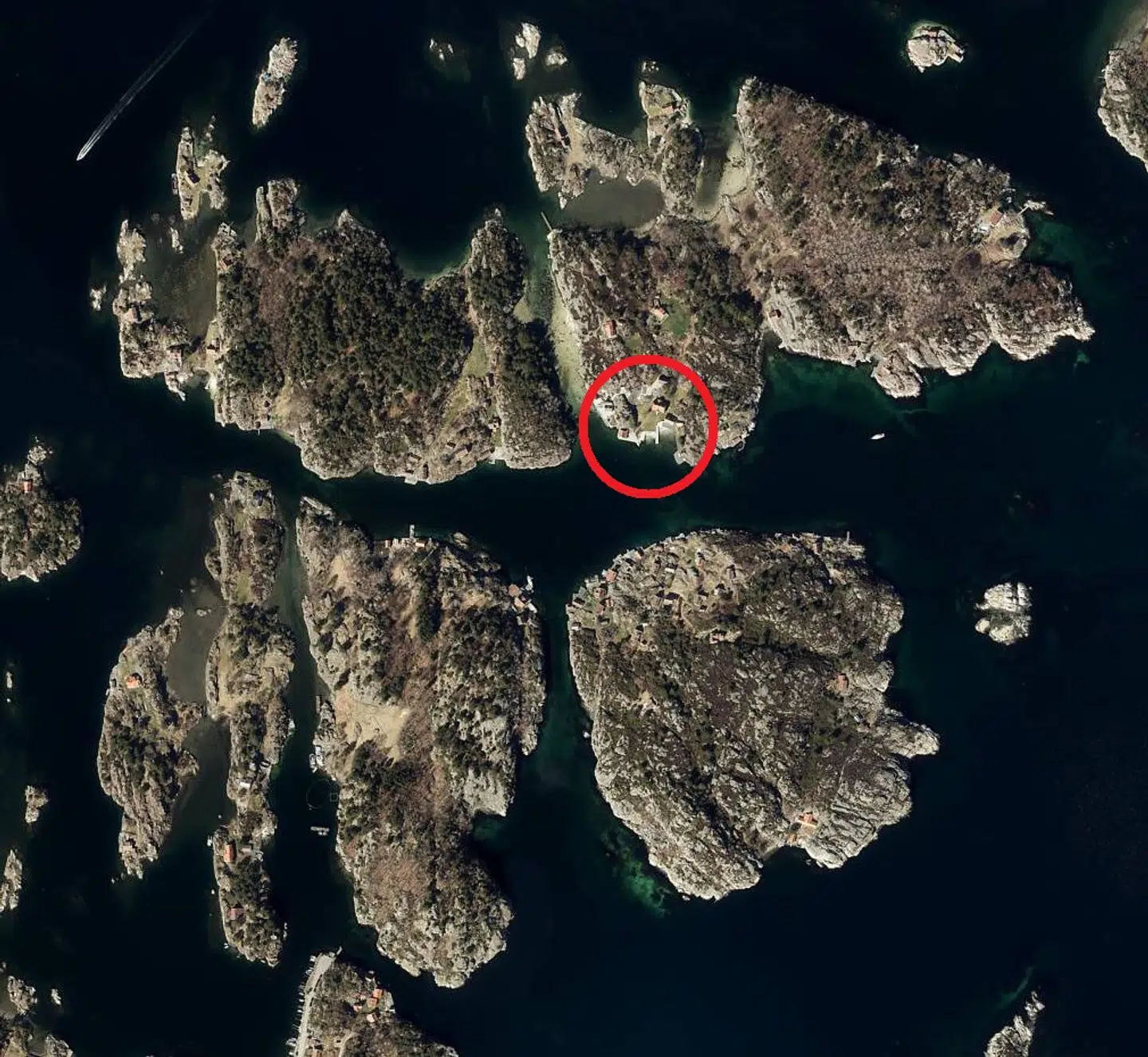 Petter Stordalen har sin ejendomme i den røde markering på øen Sandøya. De øvrige øer hedder i urets retning Helløya, Grimsøya og Steinsøya.