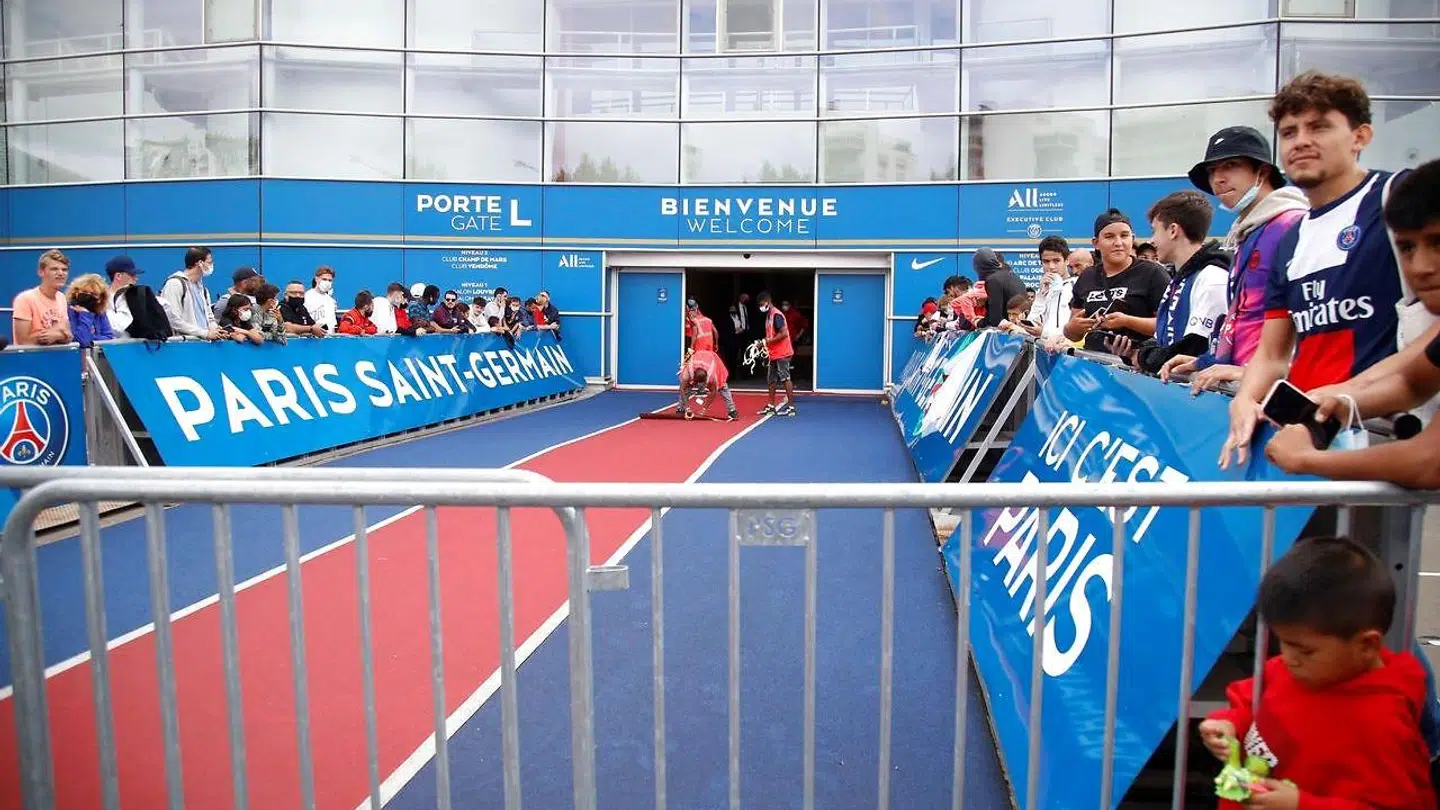Fans af den franske klub Paris Saint-Germain foran Parc des Princes-stadion i Paris. Her afventer de superstjernen Lionel Messis ankomst.