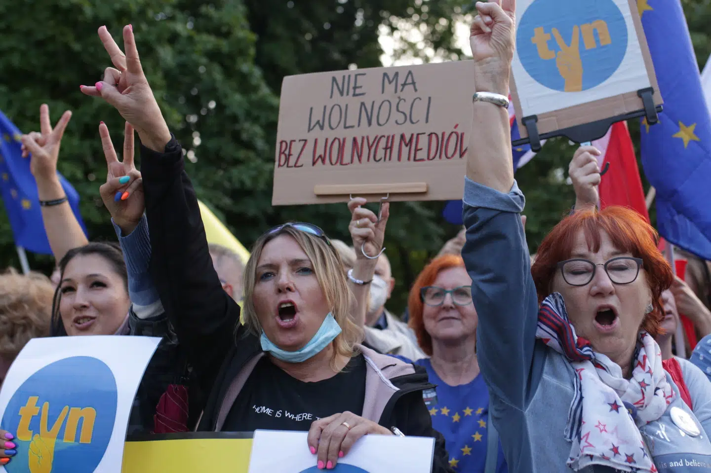 Tirsdag var der demonstration i Polens hovedstad, Warszawa, mod regeringens forslag til en ny medielov. Modstandere af loven mener, at den er et forsøg på at lukke en tv-station, der er kritisk over for regeringen. Der er ingen frihed uden pressefrihed, står der på skiltet. Adam Stepien/Reuters