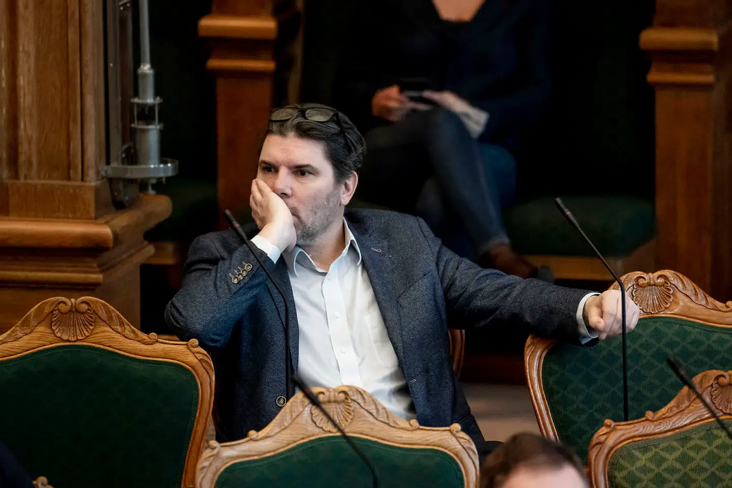 Mads Fuglede (V) fotograferet i Folketingssalen. Venstre er ikke klar til at udtræde af de internationale konventioner.