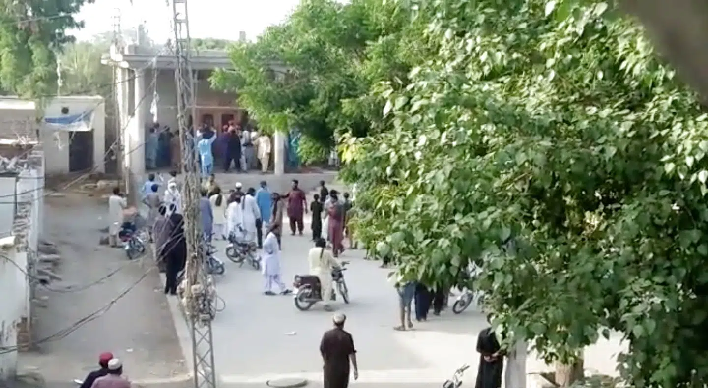 Som hævn mod den hinduistiske dreng er flere hinduistiske templer blevet ødelagt. På billedet bliver der sat ild til et tempel i Bhong i Pakistan. Foto: Reuters/Ritzau Scanpix