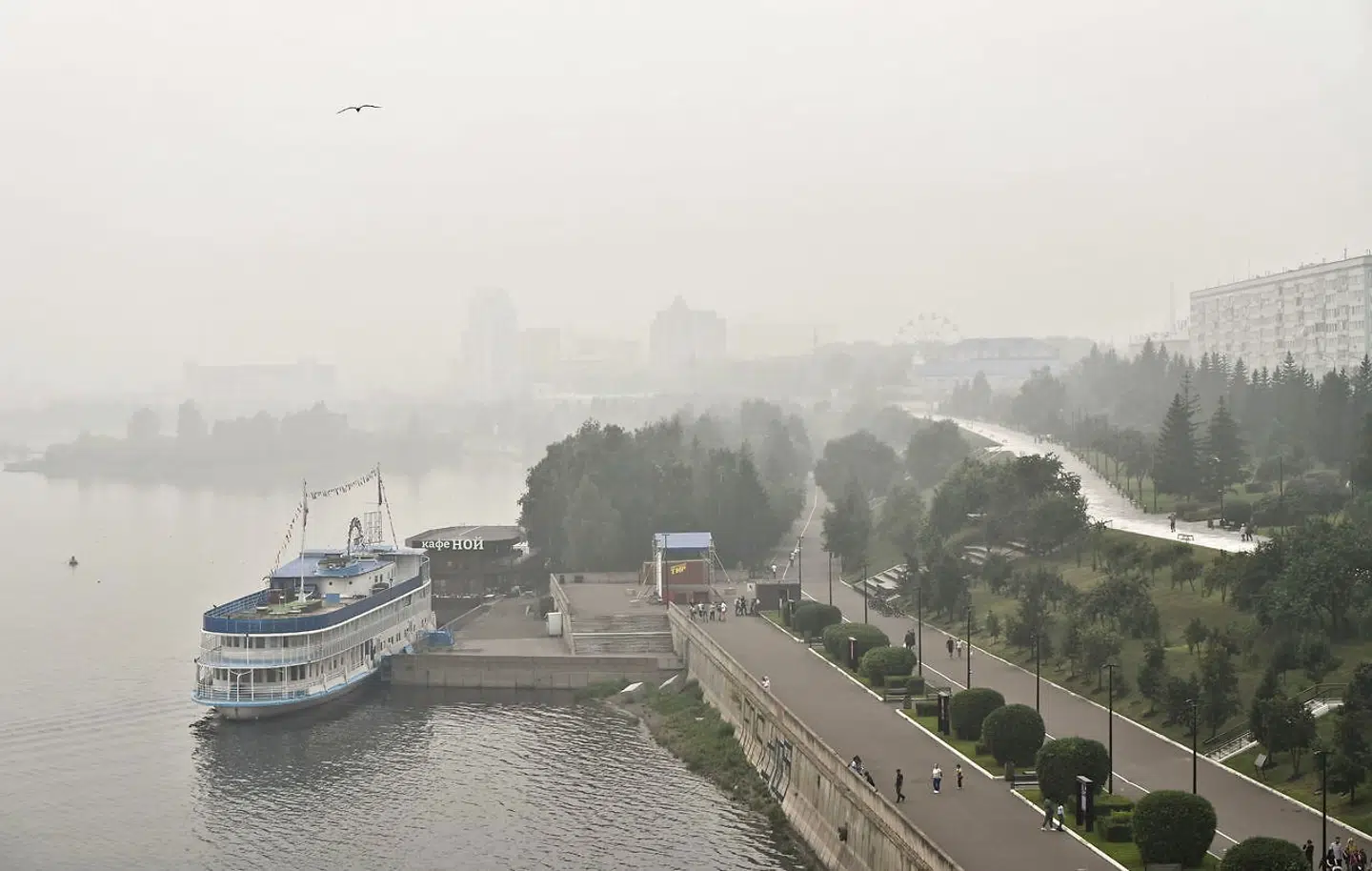 Røgen ligger over byen Krasnoyarsk.