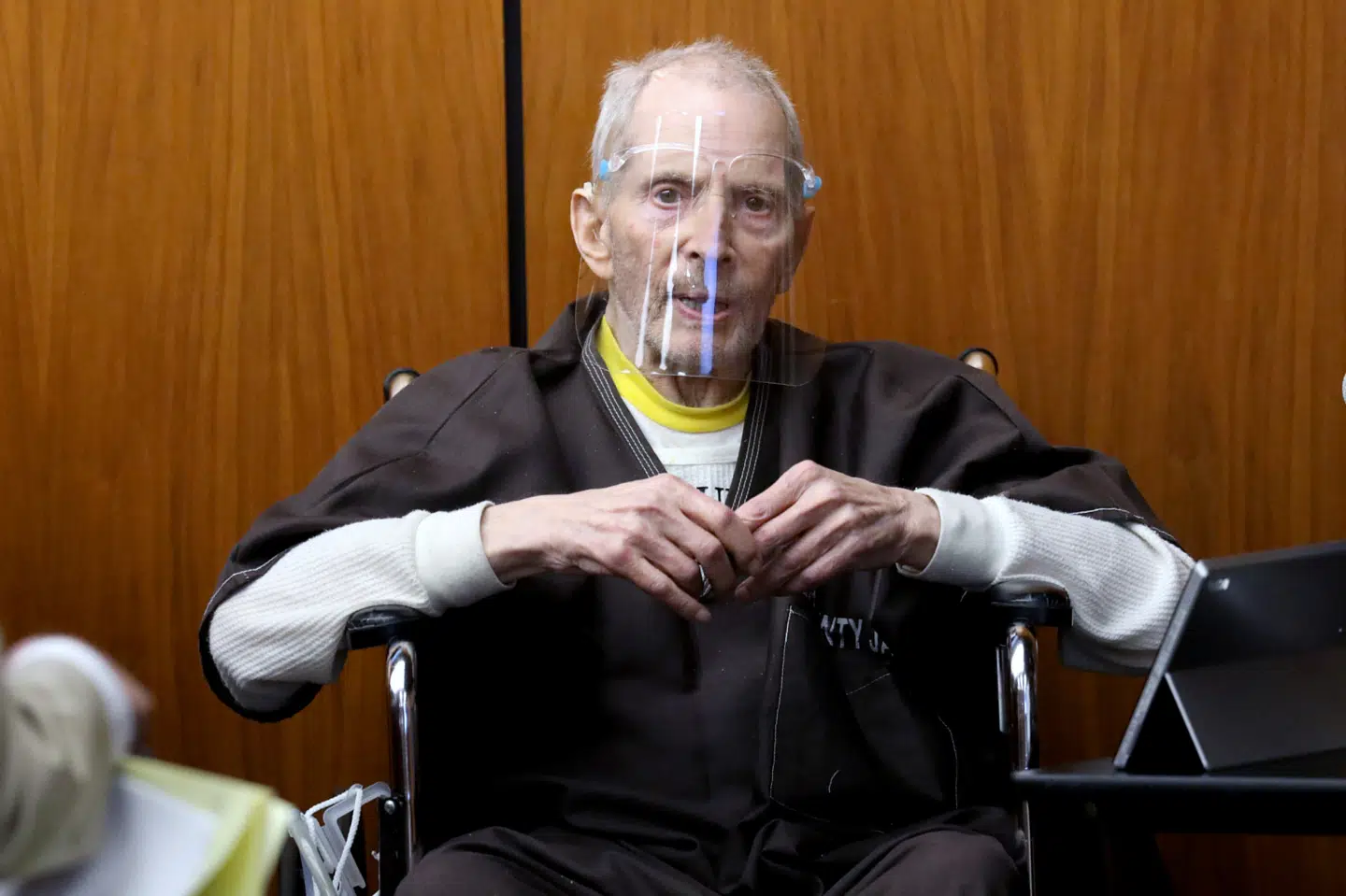 Robert Durst var i retten i Los Angeles iklædt fængselsdragt og visir, mens han også afgav forklaring fra en kørestol. Pool/Reuters