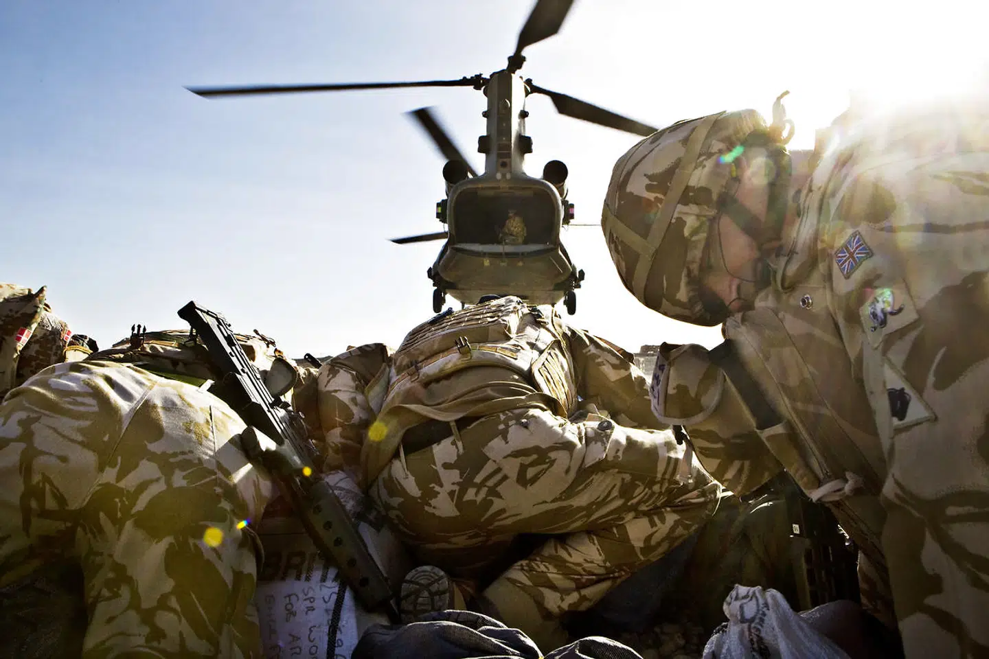 USA har allerede besluttet at evakuere afghanere, der har hjulpet krigsindsatsen. Også Storbritannien og Frankrig har fremskyndet evakuering og hastebehandlet asylansøgninger fra tolke og ansatte.