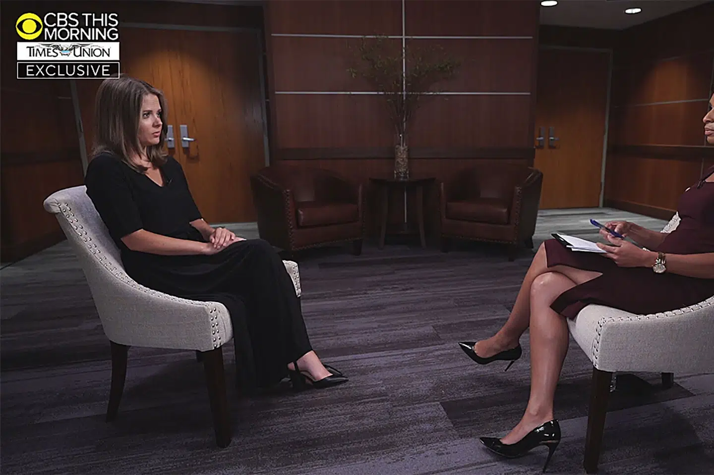 I et interview med CBS-journalist Jericka Duncan (til højre) svarer Brittany Commisso (til venstre) på spørgsmål om hendes anklager mod guvernør Andrew Cuomo. Uncredited/Ritzau Scanpix