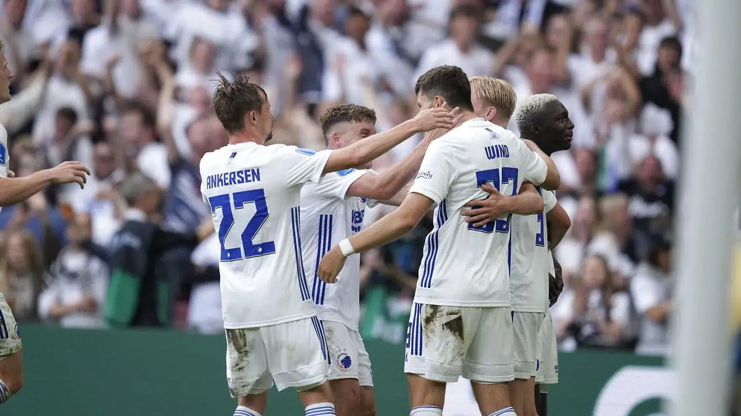 Jonas Wind fejrer sin scoring til 3-2 nede foran Brøndbys fans.