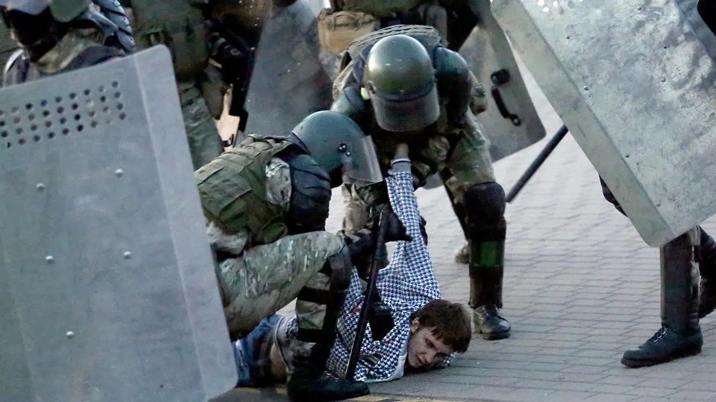 En hviderussisk demonstrant anholdt af sikkerhedsstyrker sidste år. Denne demonstrant var bare en af mange.