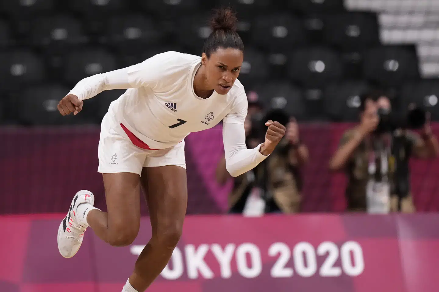 Allison Pineau jubler her efter en af sine mange scoringer på straffekast i OL-finalen. Pavel Golovkin/Ritzau Scanpix