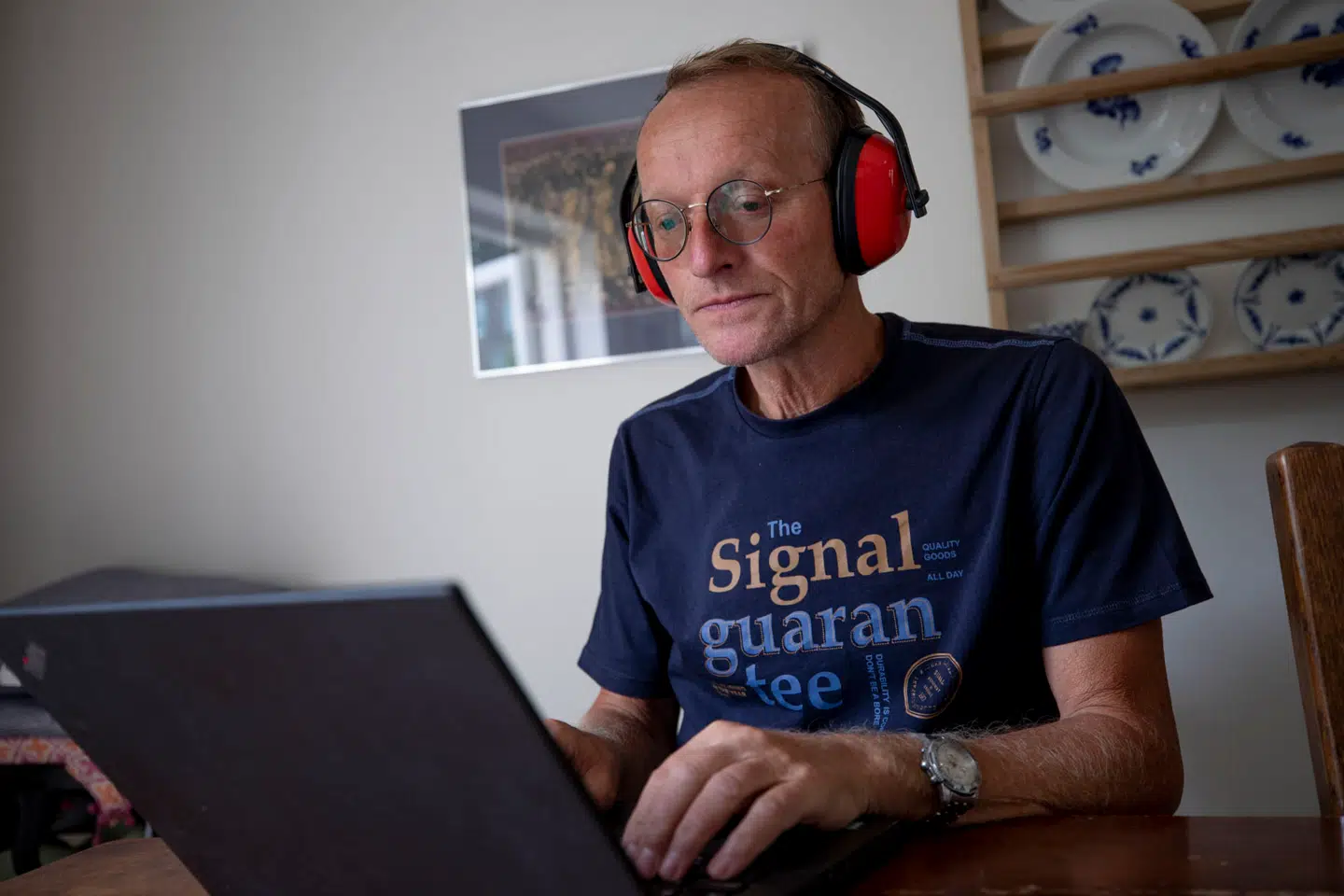 For Morten Eriksen er det nødvendigt at sidde med høreværn på, når larmen går i gang.