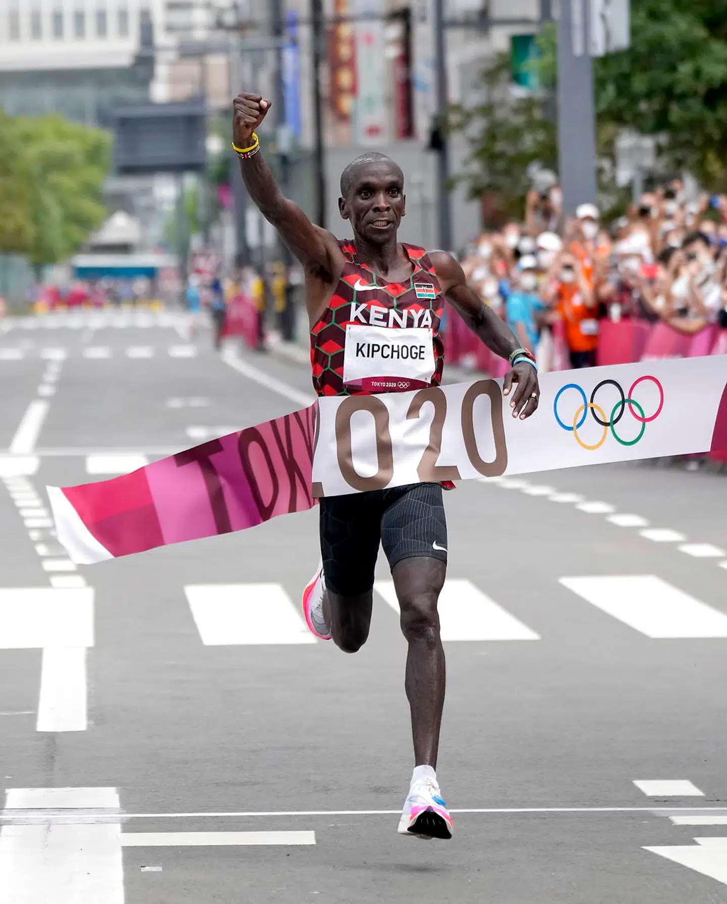 Eliud Kipchoge fra Kenya vinder guld i herrernes maraton til OL i Tokyo 8. august 2021. Foto: EPA/KIMIMASA MAYAMA