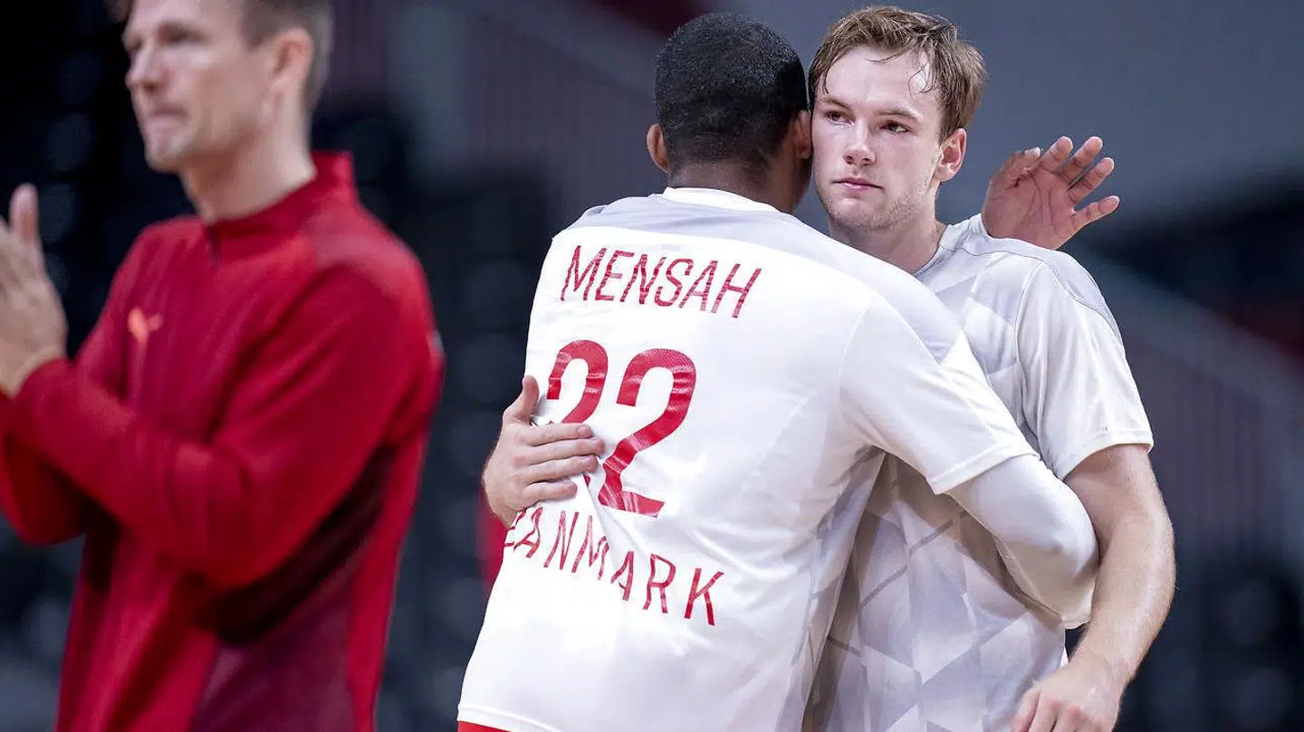 Mathias Gidsel og Mads Mensah Larsen efter finalen mellem Danmark og Frankrig ved OL i Tokyo.