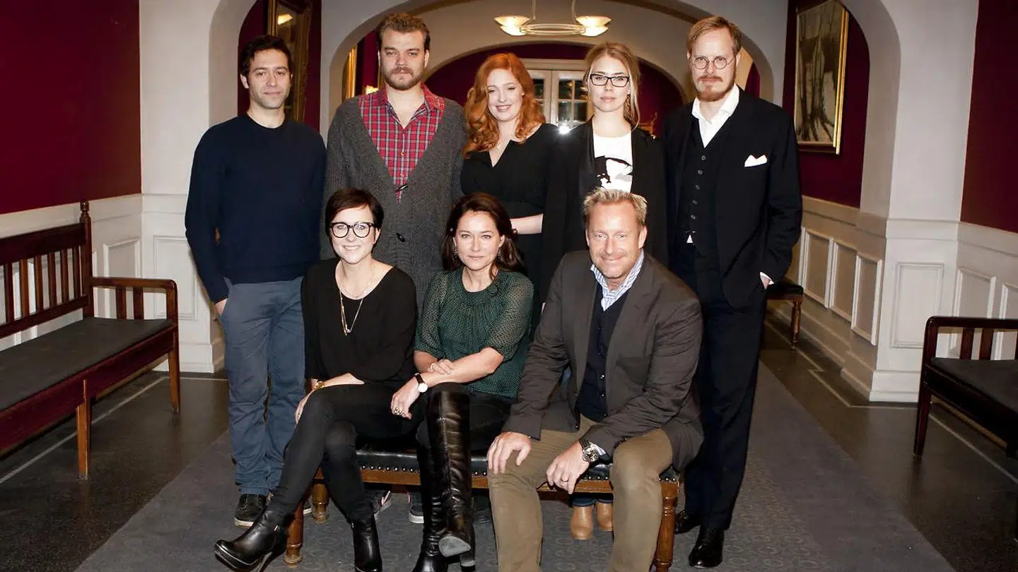Thomas Levin, Pilou Asbæk, Julie Agnete Vang, Birgitte Hjort Sørensen og Jeppe Gjervig Gram (bagest fra venstre) samt Lisbeth Wulff, Sidse Babett Knudsen og Adam Price (forrest fra venstre) ved pressemødet forud for DRs tredie sæson af Borgen, torsdag den 20. december 2012 i Ørestaden. (Foto: Andreas Beck/Scanpix 2012)
