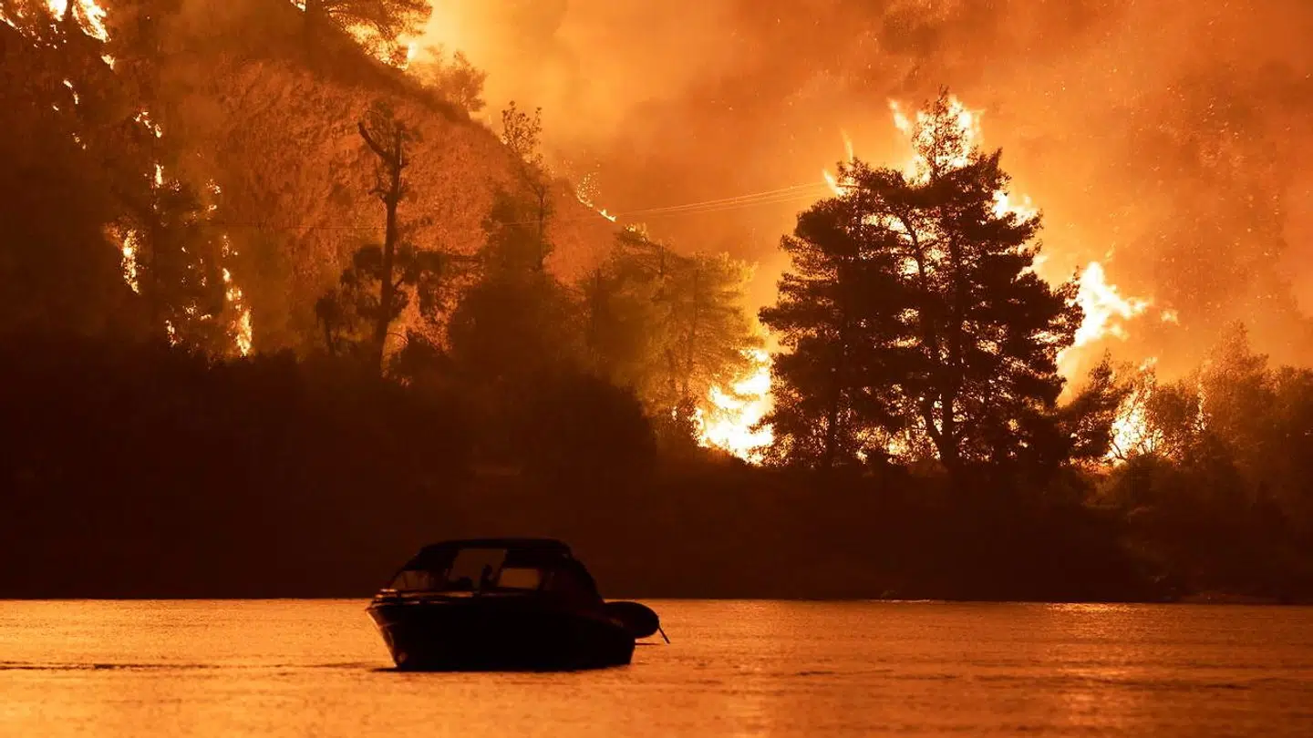 Brande lyser vandet op ved den græske ø Evia.
