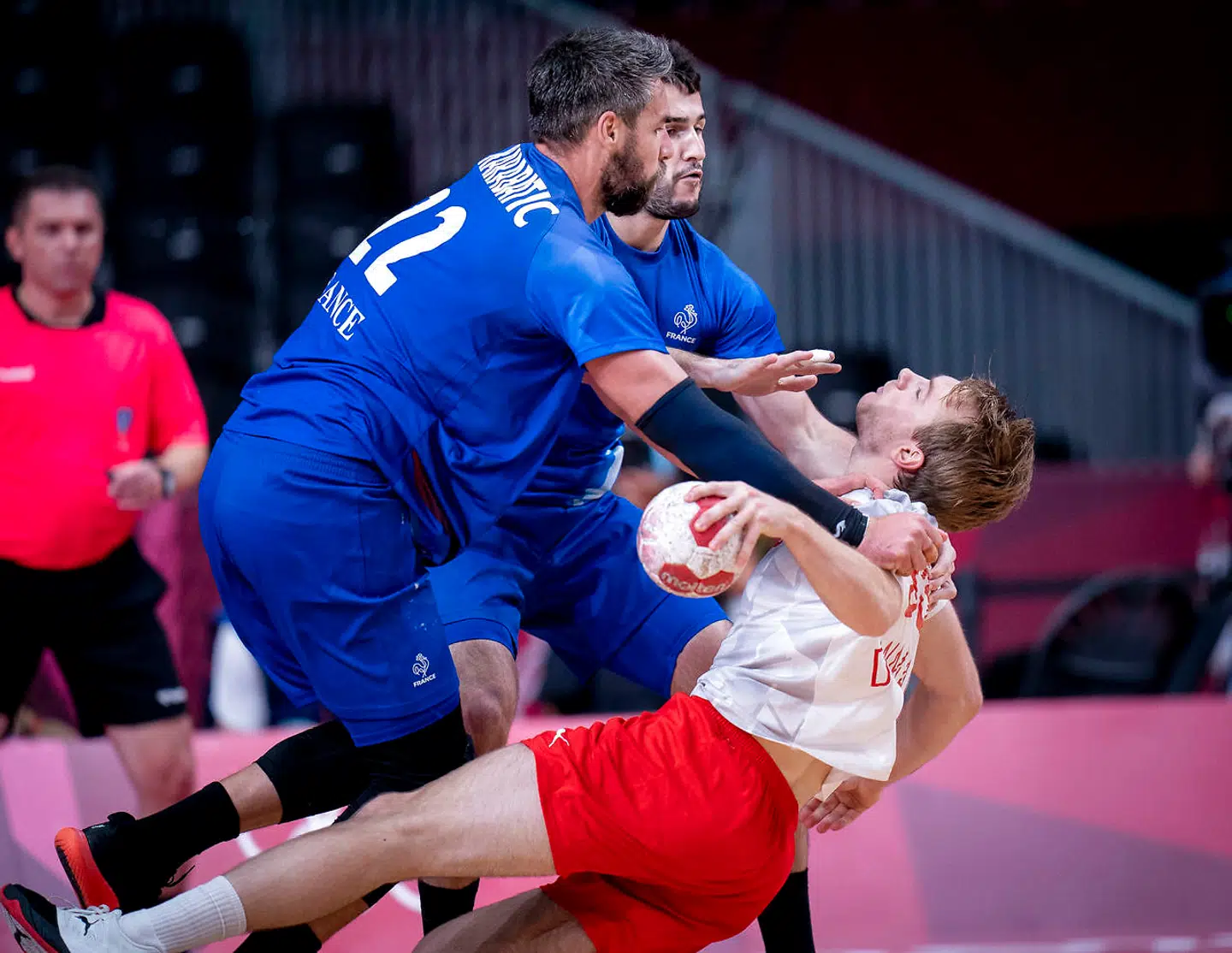 Mathias Gidsel og Frankrigs Luka Karabatic efter finalen mellem Danmark-Frankrig ved OL i Tokyo, lørdag den 7 august 2021.. (Foto: Liselotte Sabroe/Ritzau Scanpix)