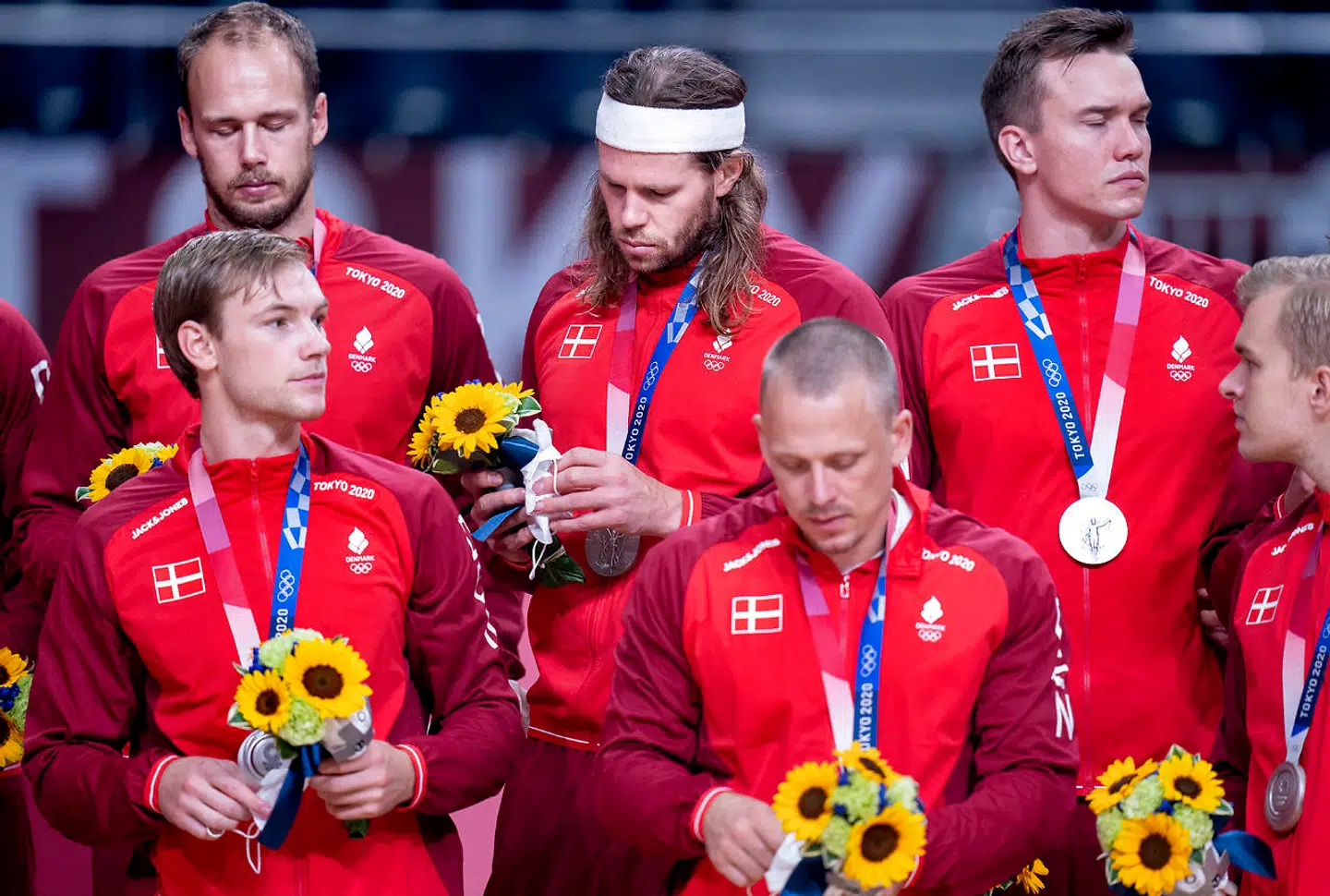 Mikkel Hansen, Henrik Toft Hansen, Lasse Andersson, Mathias Gidsel og Morten Olsen ved medaljeoverrækkelse efter finalen mellem Danmark-Frankrig ved OL i Tokyo, lørdag den 7 august 2021.. (Foto: Liselotte Sabroe/Ritzau Scanpix)