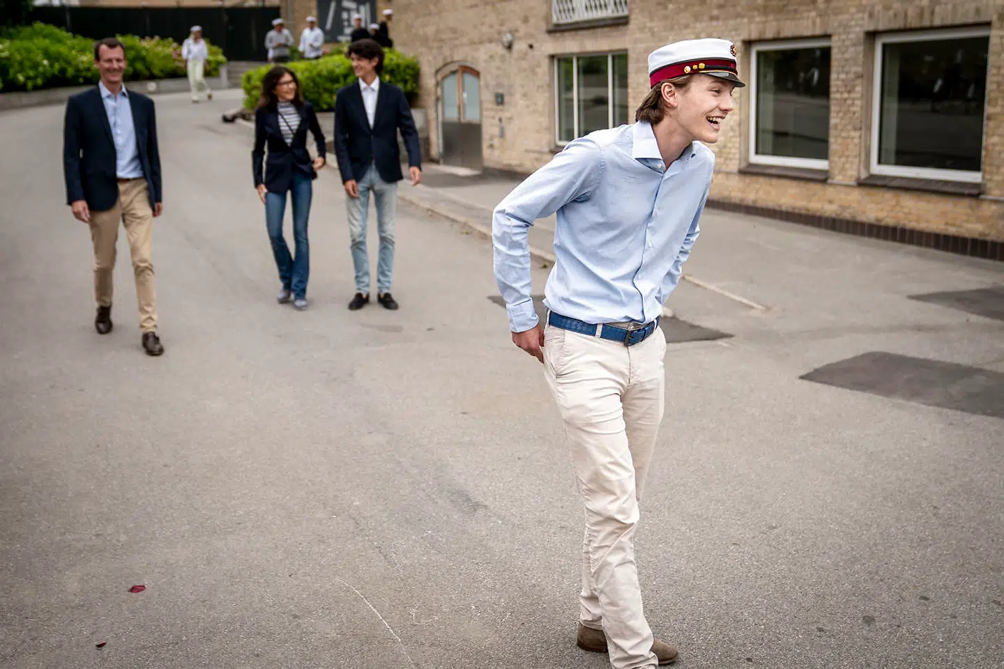 Prins Felix efter at han er blevet student fra Gammel Hellerup Gymnasium, onsdag den 23. juni 2021. – og fortsat havde sine lange lokker. (Foto: Mads Claus Rasmussen/Ritzau Scanpix)