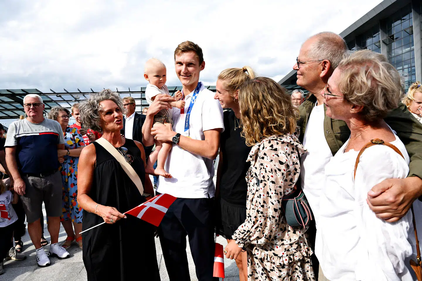 OL-guldvinder Viktor Axelsen blev modtaget af sin mor Gitte Axelsen, kæresten Natalia Koch Rohde, datteren Vega og flere andre familiemedlemmer, da han landede i lufthavnen fredag eftermiddag (Foto: Philip Davali/Ritzau Scanpix)