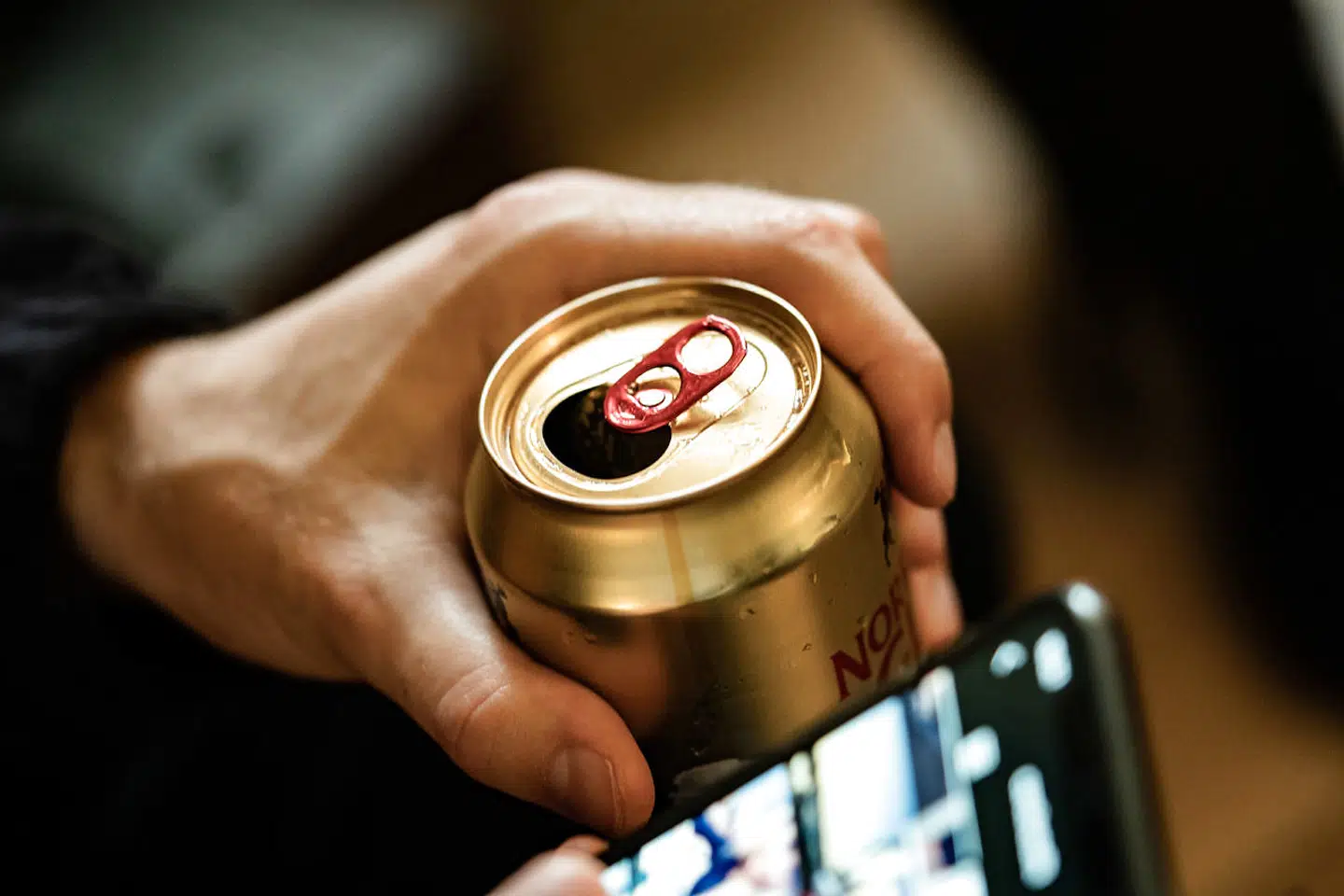 (ARKIV) Mand med øl og telefon i hånden den 29. august 2020. Hver dag må i snit fem unge på sygehus efter indtag af alkohol. Fra 2014 til 2018 er antallet af unge, der havner på hospitalet på grund af alkohol, steget. Det skriver Ritzau, tirsdag den 27. oktober 2020.. (Foto: Emil Helms/Ritzau Scanpix)