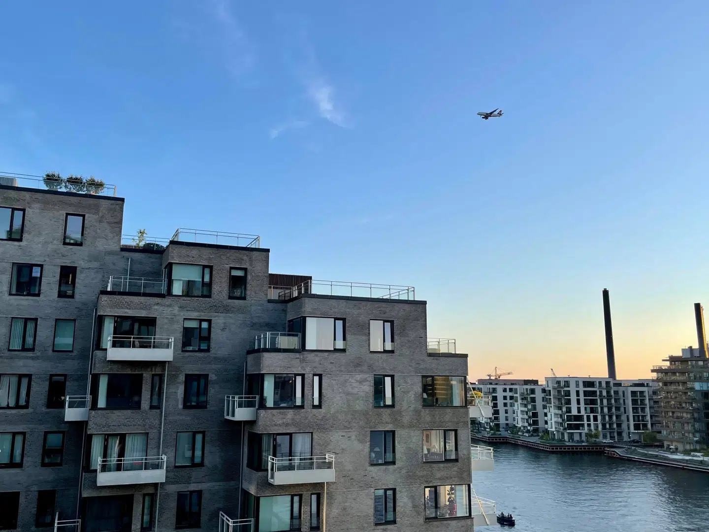 Det har stået på siden tidlig torsdag aften.