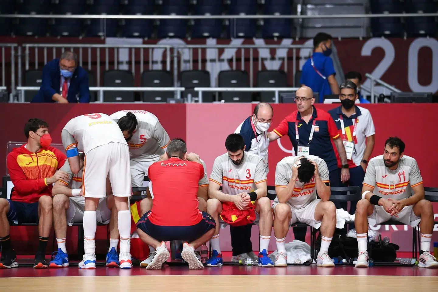 Spain's players react after being defeated by Denmark at the end of the men's semifinal handball match between Spain and Denmark of the Tokyo 2020 Olympic Games at the Yoyogi National Stadium in Tokyo on August 5, 2021. (Photo by Franck FIFE / AFP)