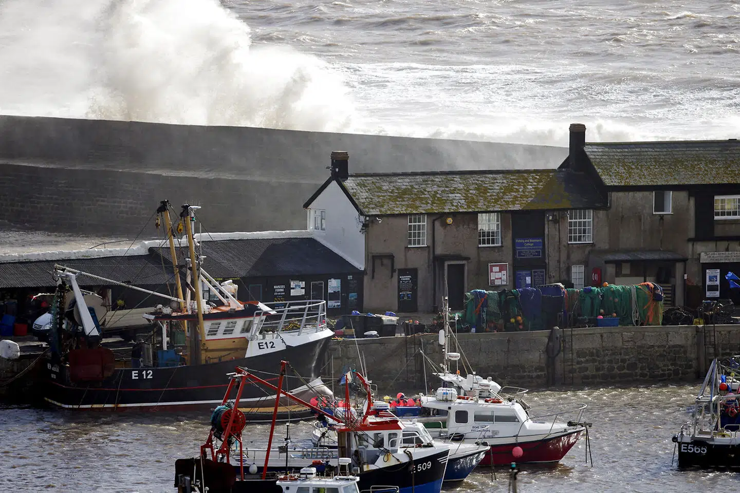 Det kan godt gå hedt for sig, når bølgerne slår ind over Lyme Regis. Det sydlige England er et besøg værd året rundt.
