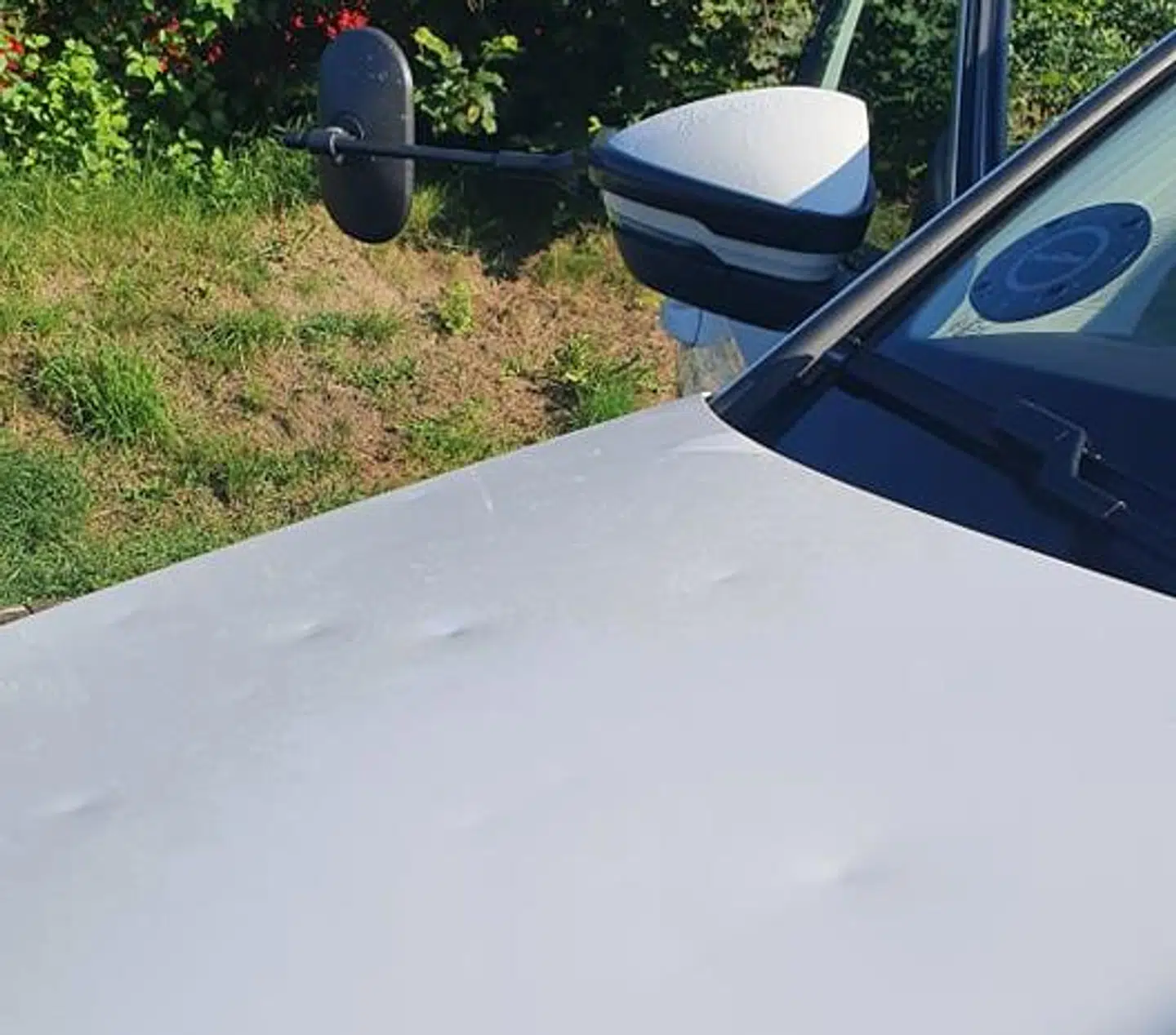 Sådan så kølerhjelmen ud på familien Harbo Sørensens Skoda efter haglstormen.