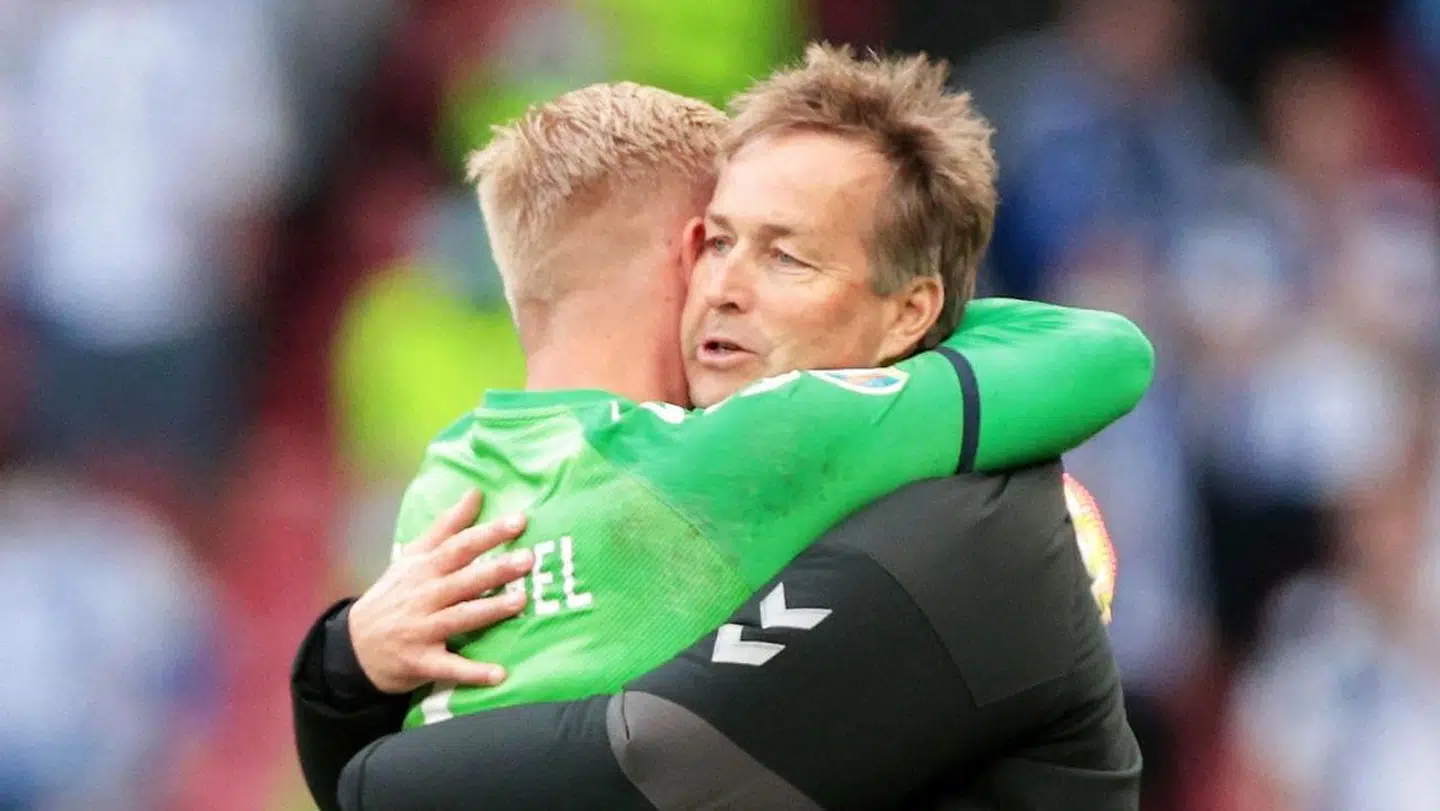 Kasper Schmeichel og Kasper Hjulmand omfavner hinanden.