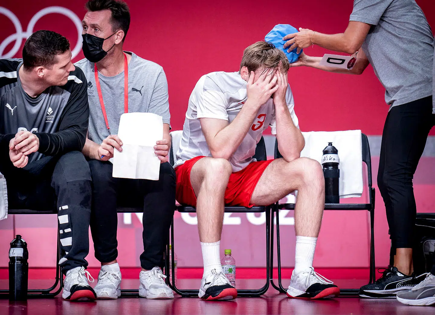 Danmarks Mathias Gidsel slår sig på Norges Sander Sagosen som får det røde kort under kvartfinalen mellem Danmark-Norge til OL i Tokyo, tirsdag den 3 august 2021