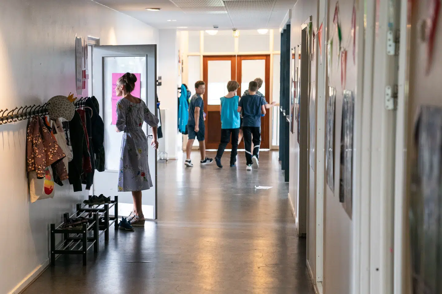 De nuværende retningslinjer for skolerne dikterer, at hvis et barn bliver sendt hjem med coronavirus, så er hele klassen automatisk nærkontakter. Det kan blive ændret, når Sundhedsstyrelsen kommer med opdaterede retningslinjer i forbindelse med det nye skoleår. (Arkivfoto) Niels Christian Vilmann/Ritzau Scanpix