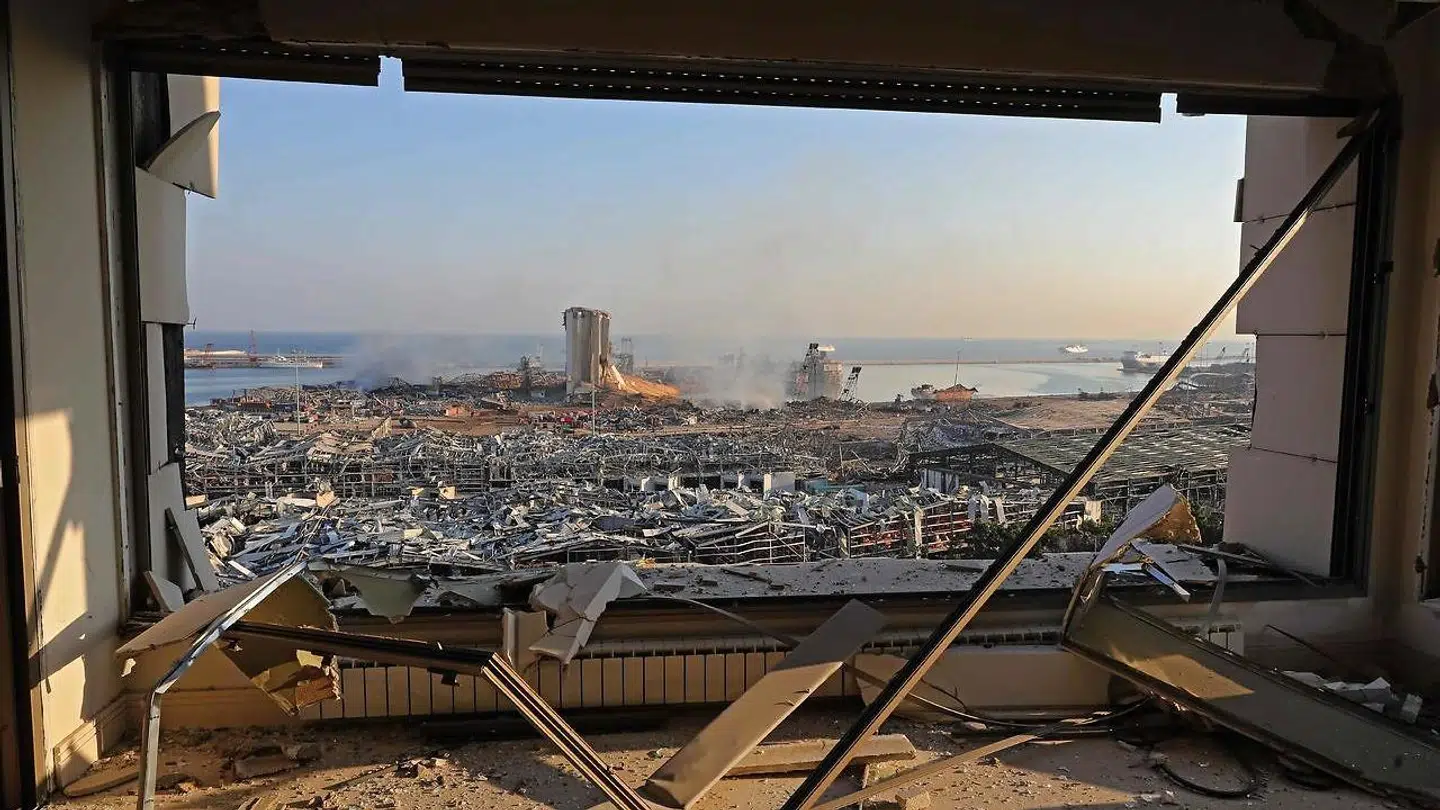 Udsigten fra en total ødelagt lejlighed ikke langt fra Beirut havn.