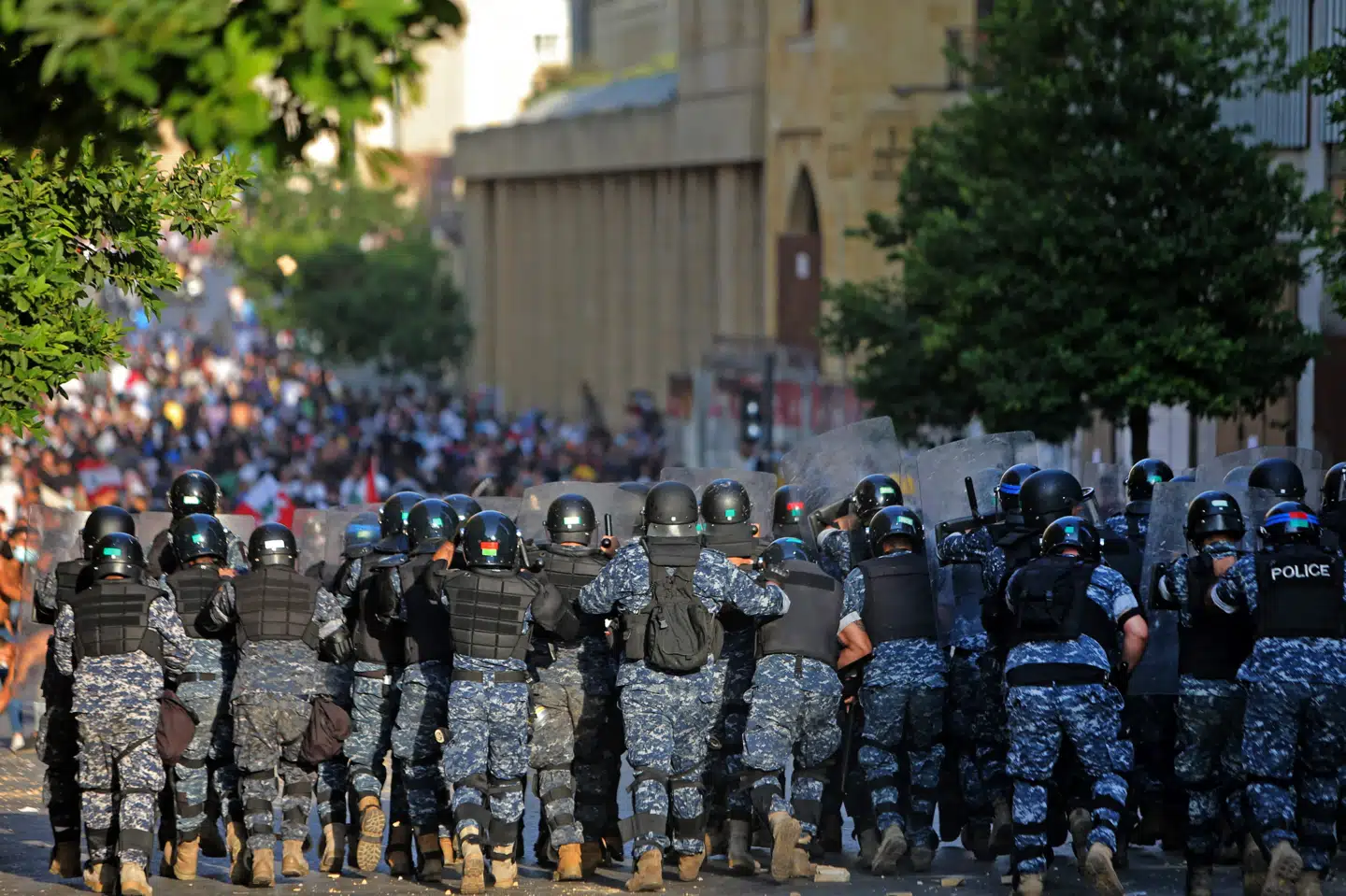 Kampklædt libanesisk politi rykker frem mod en gruppe vrede demonstranter på den første årsdag for den voldsomme eksplosion på havnen i Beirut. Onsdag var demonstranterne mødt frem ved Libanons parlament i det centrale Beirut for at vise deres utilfredshed med landets politikere. Imens samlede det internationale samfund ind til det kriseramte land. -/Ritzau Scanpix