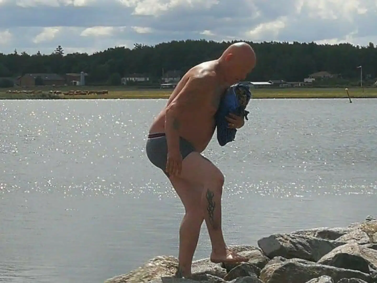 Jimmy Hansen smed tøjet og hoppede ud efter uglen, da den blev angrebet af måger