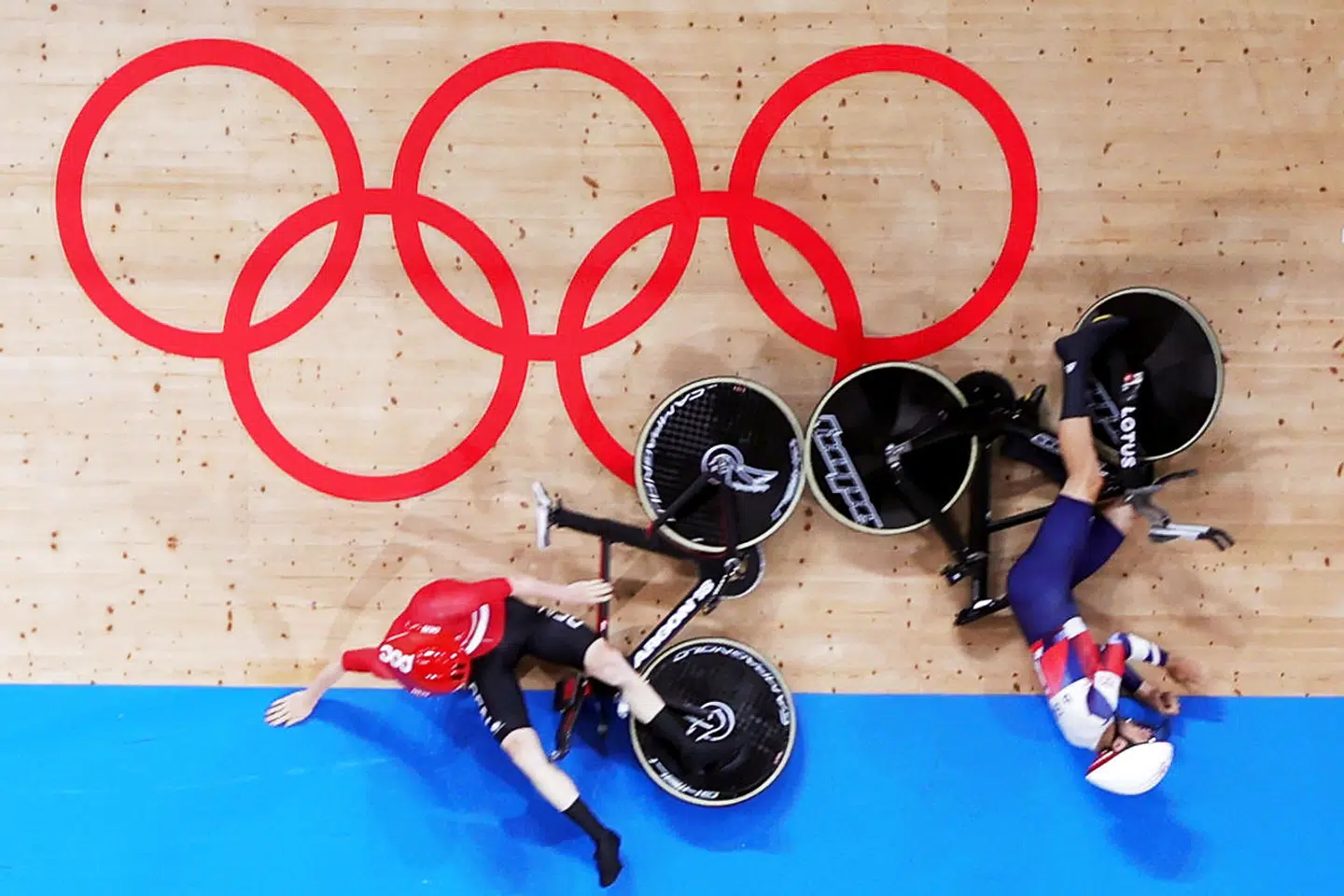 Tokyo 2020 Olympics - Cycling - Track - Men's Team Pursuit - 1st Round - Izu Velodrome, Shizuoka, Japan - August 3, 2021. Charlie Tanfield of Britain crashes with Frederik Rodenberg of Denmark REUTERS/Matthew Childs