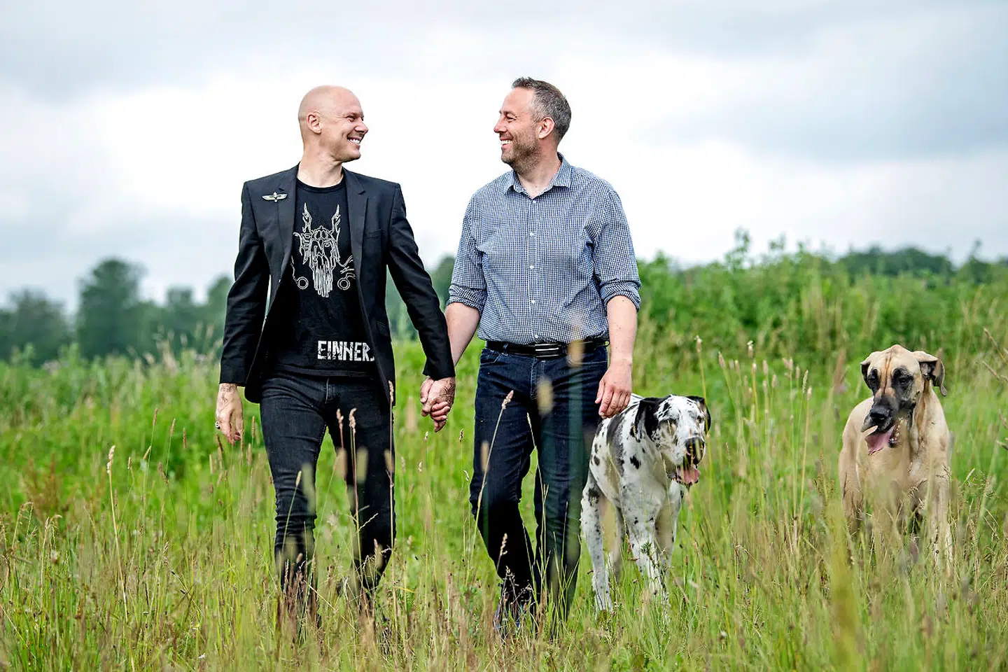 Det er ikke kun i kærligheden, at Jim Lyngvild og Morten Paulsen går hånd i hånd. De arbejder også sammen. Her ses de med hundene Ask og Teddy.