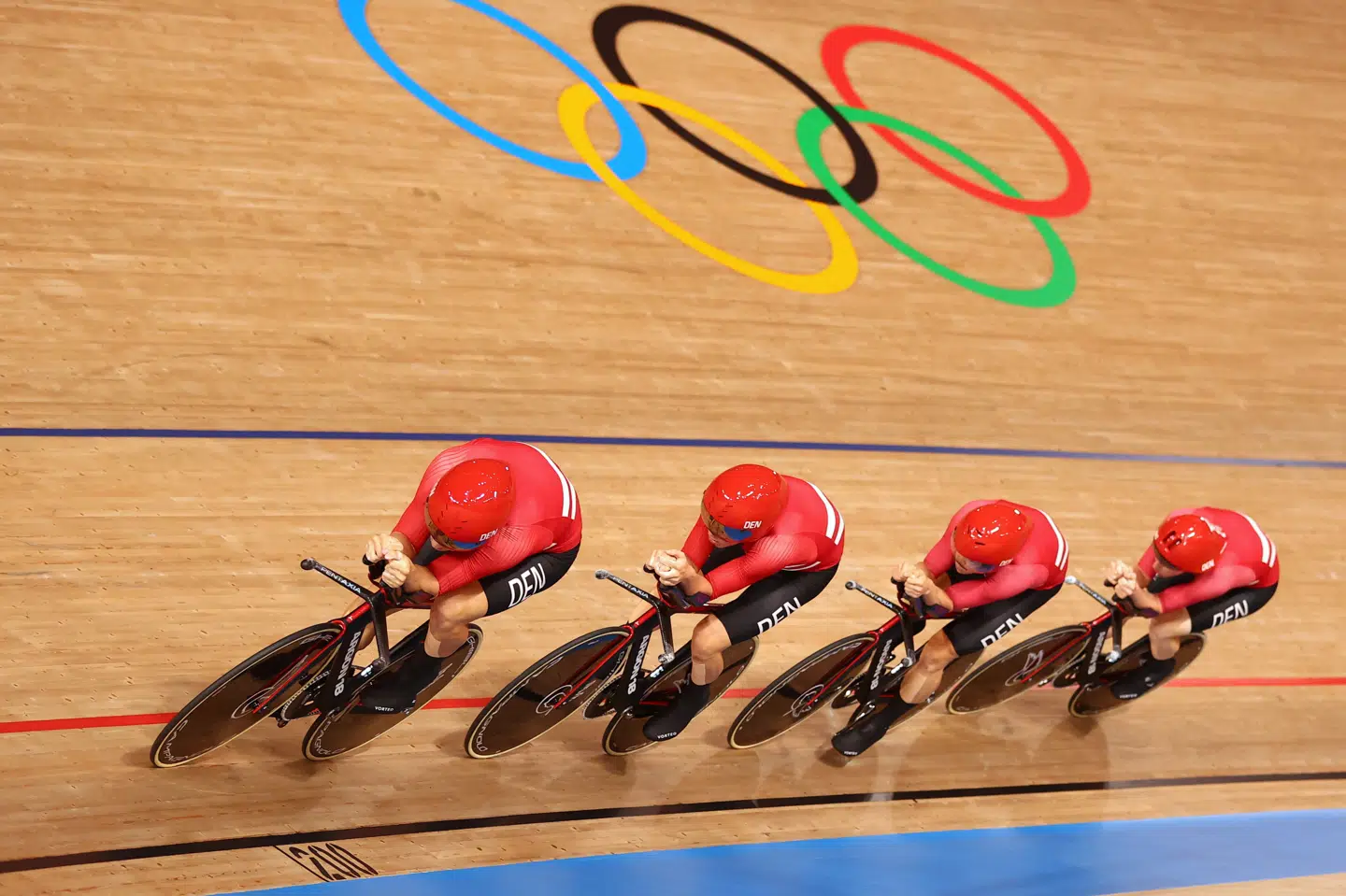 Det danske banelandshold er sikker på en medalje i 4000 meter holdforfølgelsesløb. Spørgsmålet er, om den skal være af guld eller sølv. Matthew Childs/Reuters