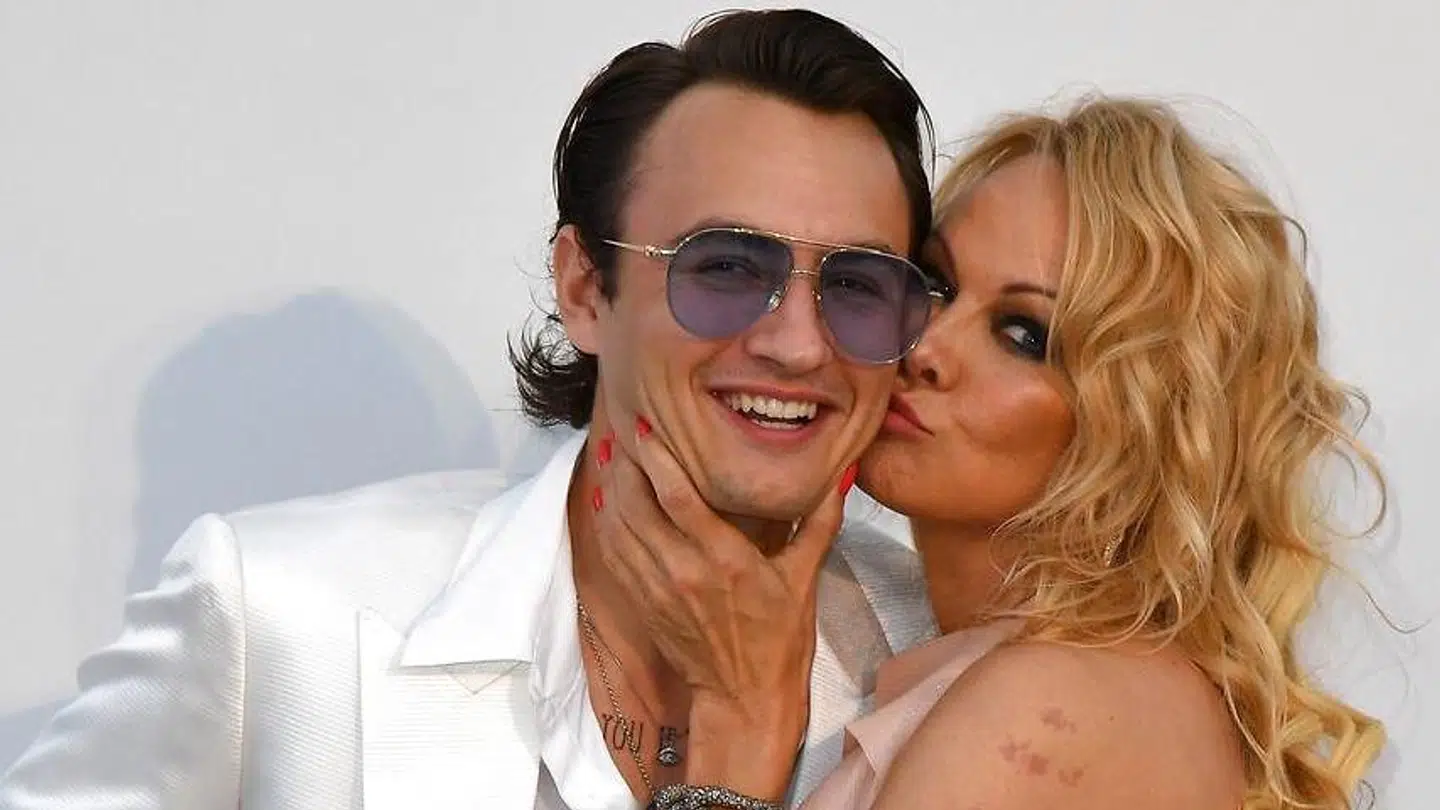 Pamela Anderson på den røde løber med sin søn Brandon Thomas Lee.