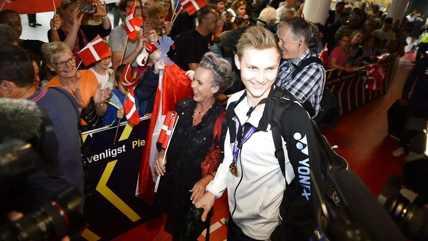 Gitte Lundager Axelsen med sin søn efter VM-triumfen i 2017.