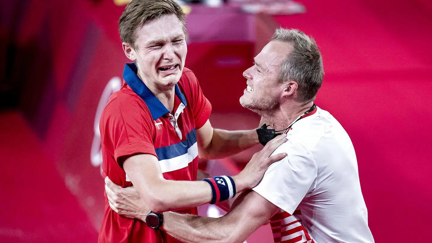 Viktor Axelsen vinder guld mod Chen Long i badminton finale til OL i Tokyo og jubler med sin træner Kenneth Jonassen, mandag den 2 august 2021. (Foto: Liselotte Sabroe/Ritzau Scanpix)