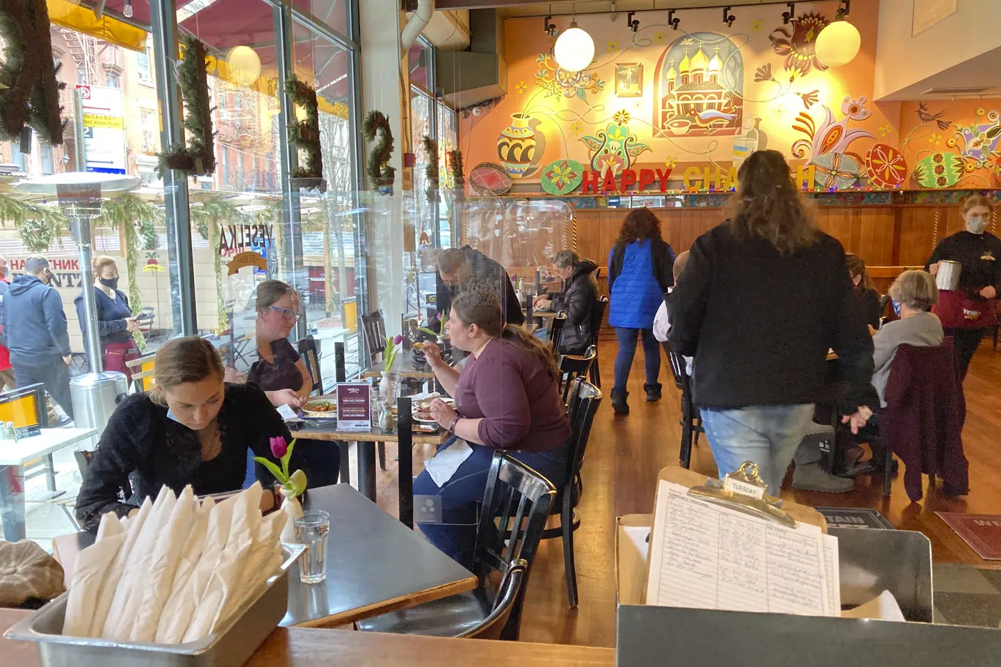 Fremover kræver det bevis for vaccination mod corona, hvis man vil på restaurant i New York, siger borgmester Bill de Blasio. Reglen vil blive håndhævet fra 13. september. Strf/Star Max/Ipx/Ritzau Scanpix