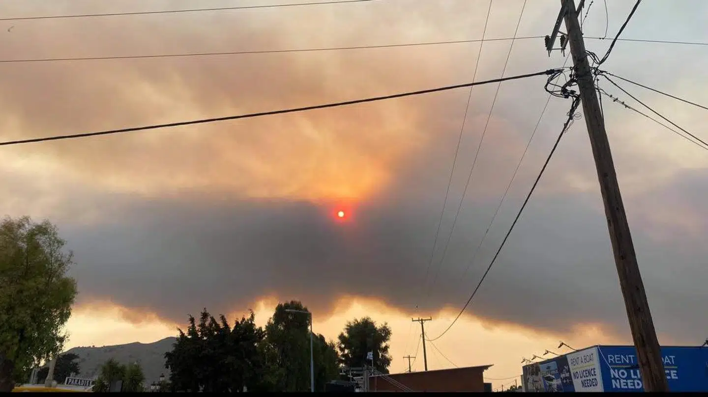 I løbet af søndagen forsvandt solen helt bag den tunge røg. Foto: Privat