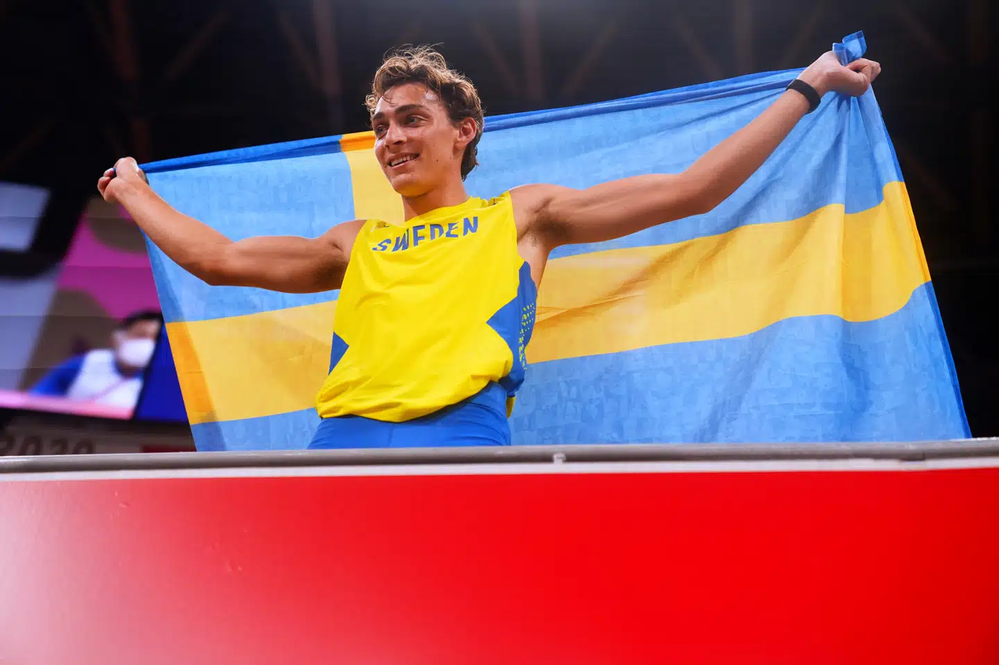 Armand Duplantis flirtede med verdensrekorden i stangspring i OL-finalen, men han måtte nøjes med guldmedaljen. Aleksandra Szmigiel/Reuters