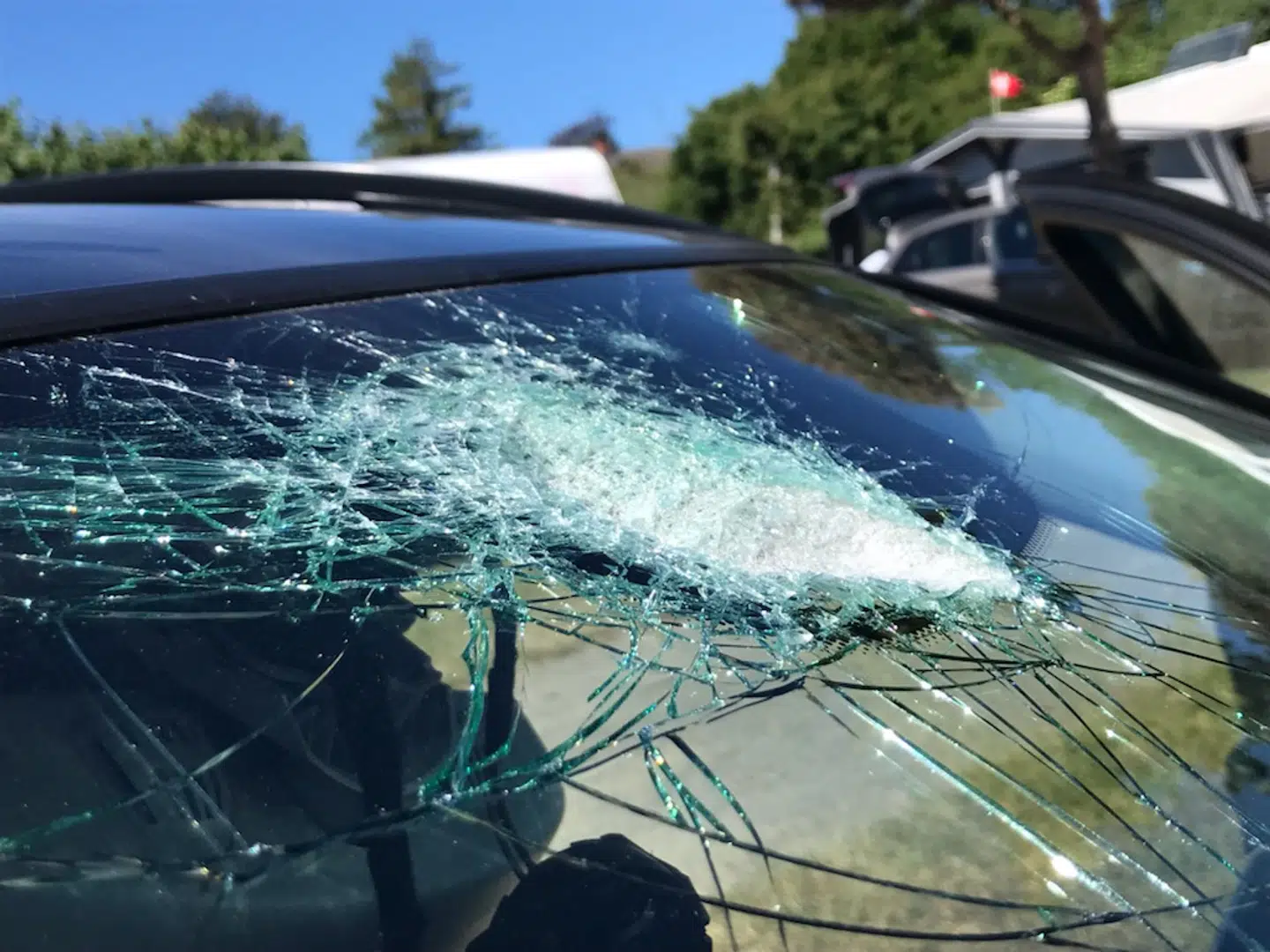 Sådan så forruden ud, efter Carsten Petersen og hans bedre halvdel var blevet ramt af en sten eller anden genstand.
