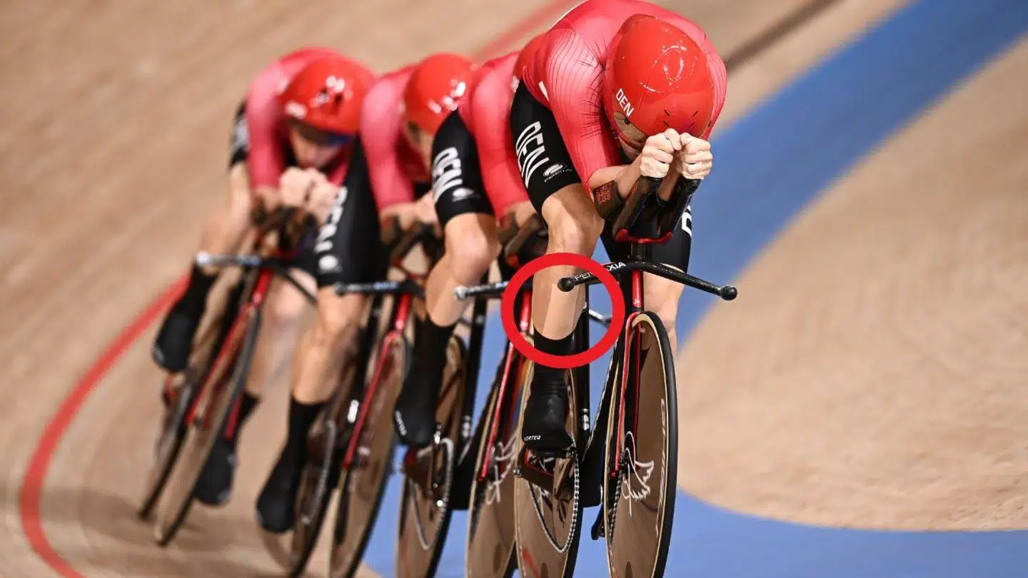 Det danske banelandshold. Alle havde tape på skinnebenet.