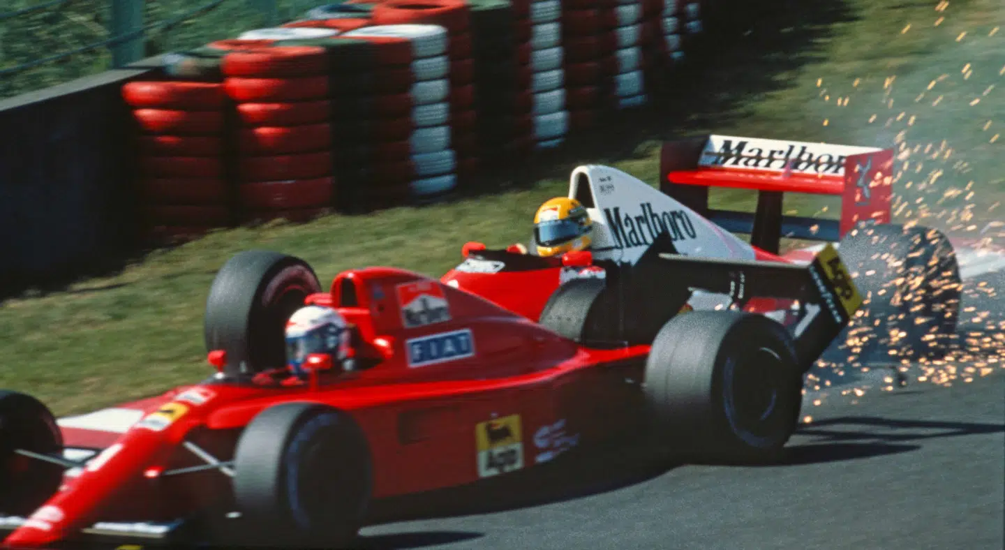 Ayrton Senna (McLaren, bagest) afgjorde VM 1990 ved at køre ind i ærkerivalen Alain Prost (Ferrari) kort efter starten i Japans Grand Prix.