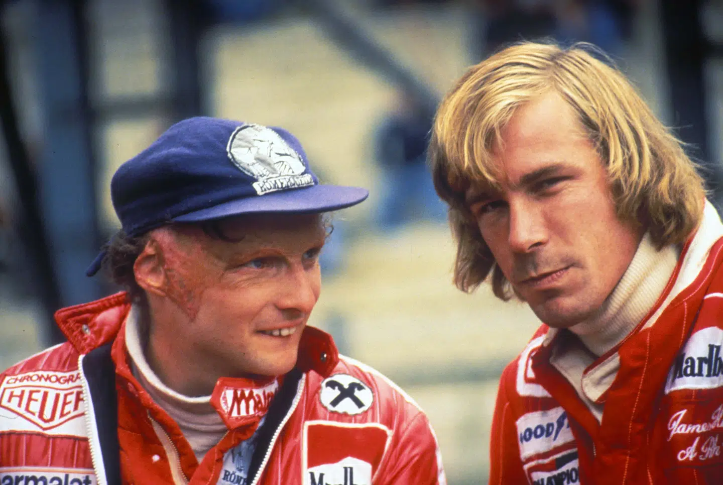 Niki Lauda (tv.) og James Hunt formåede trods de hårde kampe på banen at bevare at personligt venskab.