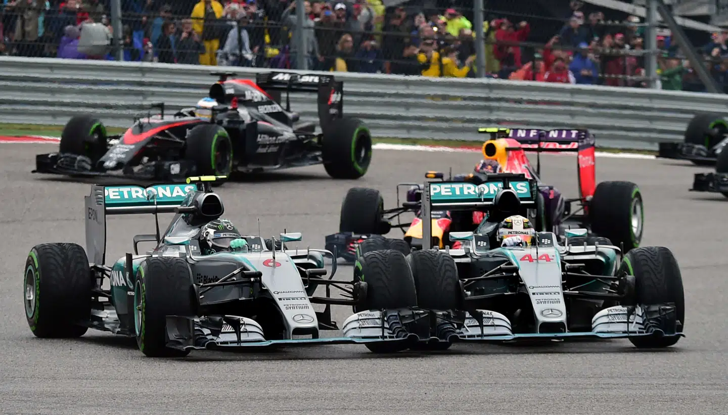 De tidligere barndomsvenner Nico Rosberg (tv.) og Lewis Hamilton havde flere sammenstød i deres tid som Mercedes-teamkammerater.