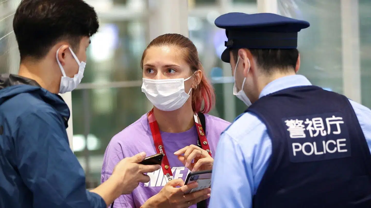 Krystsina Tsimanouskaya i Tokyos lufthavn søndag aften, lokal tid.