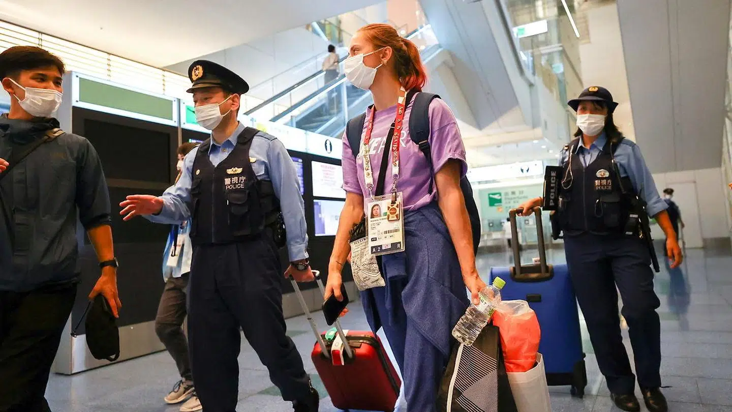 Krystsina Tsimanouskaya ses her sammen med det japanske politi i Haneda-lufthavnen i Tokyo.