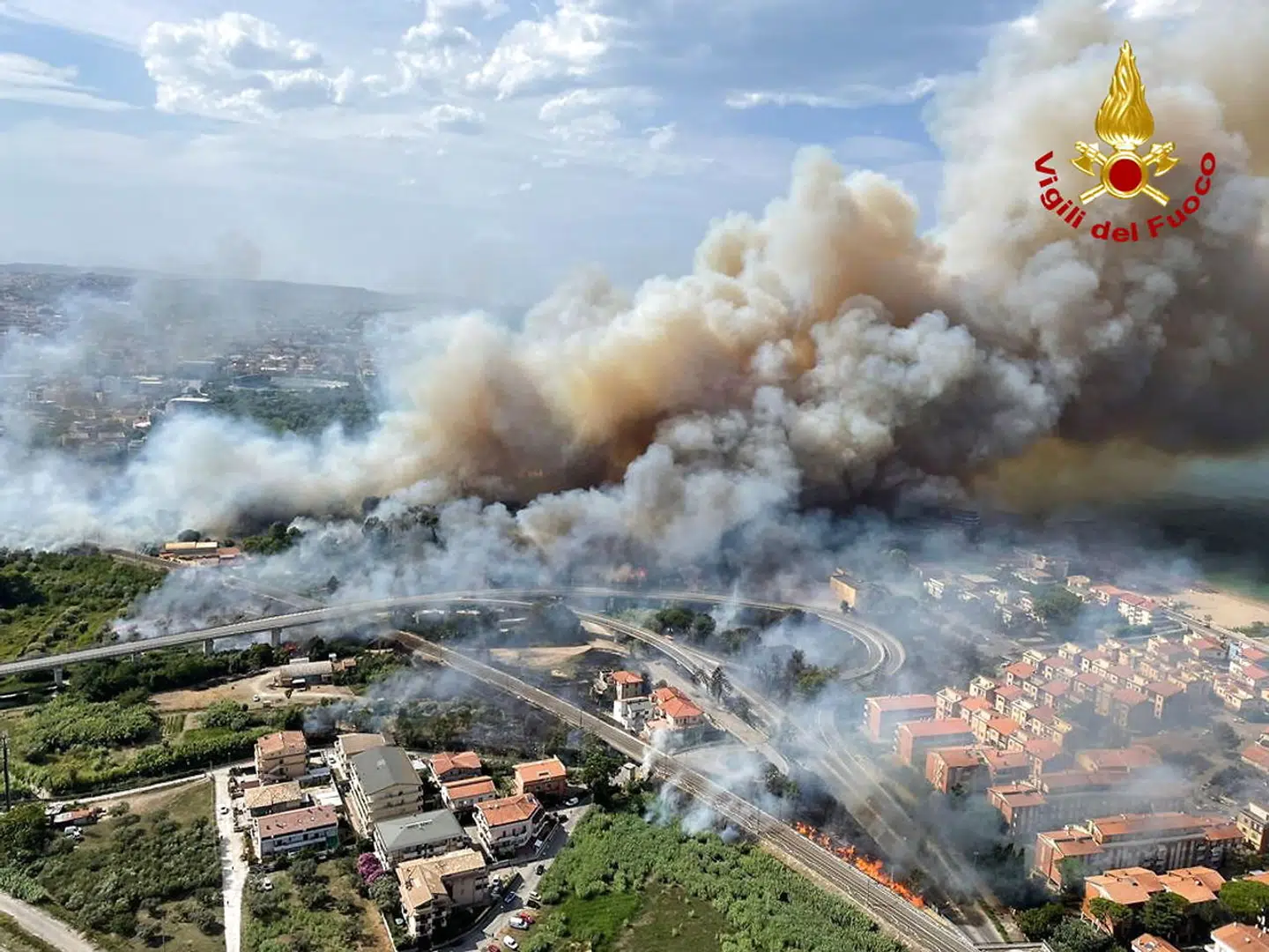 Luftfoto af branden i Pescara. Flere hundrede mennesker er blevet evakueret fra området. Brandene i Italien breder sig forsat.